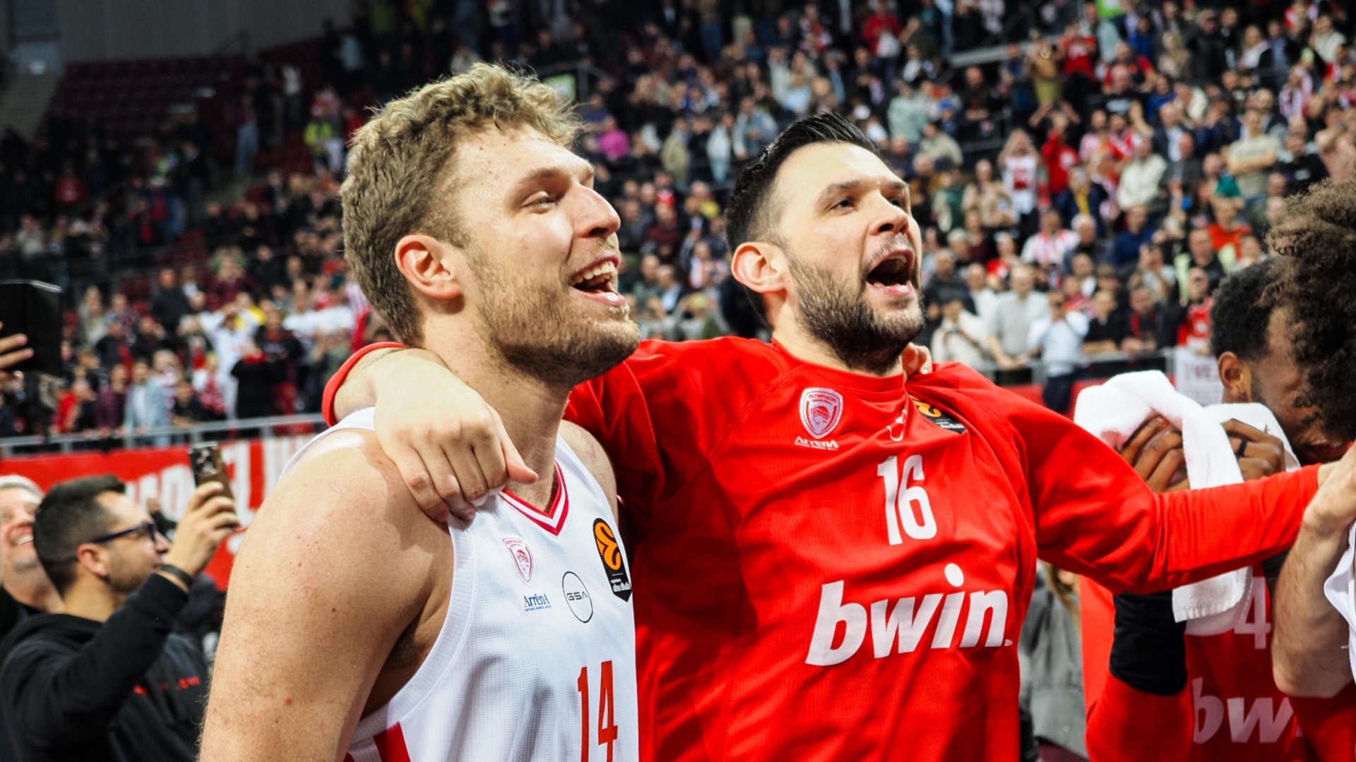 Фантастичен Везенков поведе Олимпиакос към много важен успех в Евролигата!