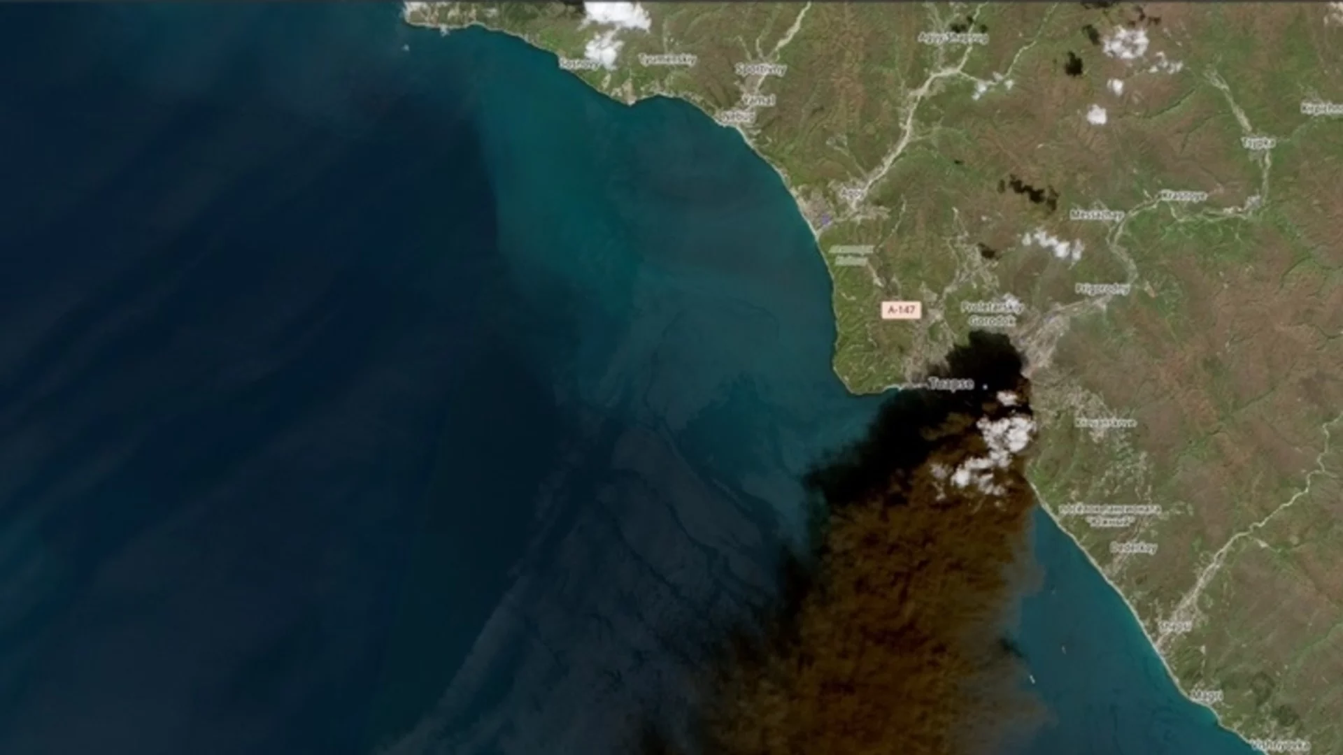 Врящ петрол се лисна по улиците на Туапсе (ВИДЕО)