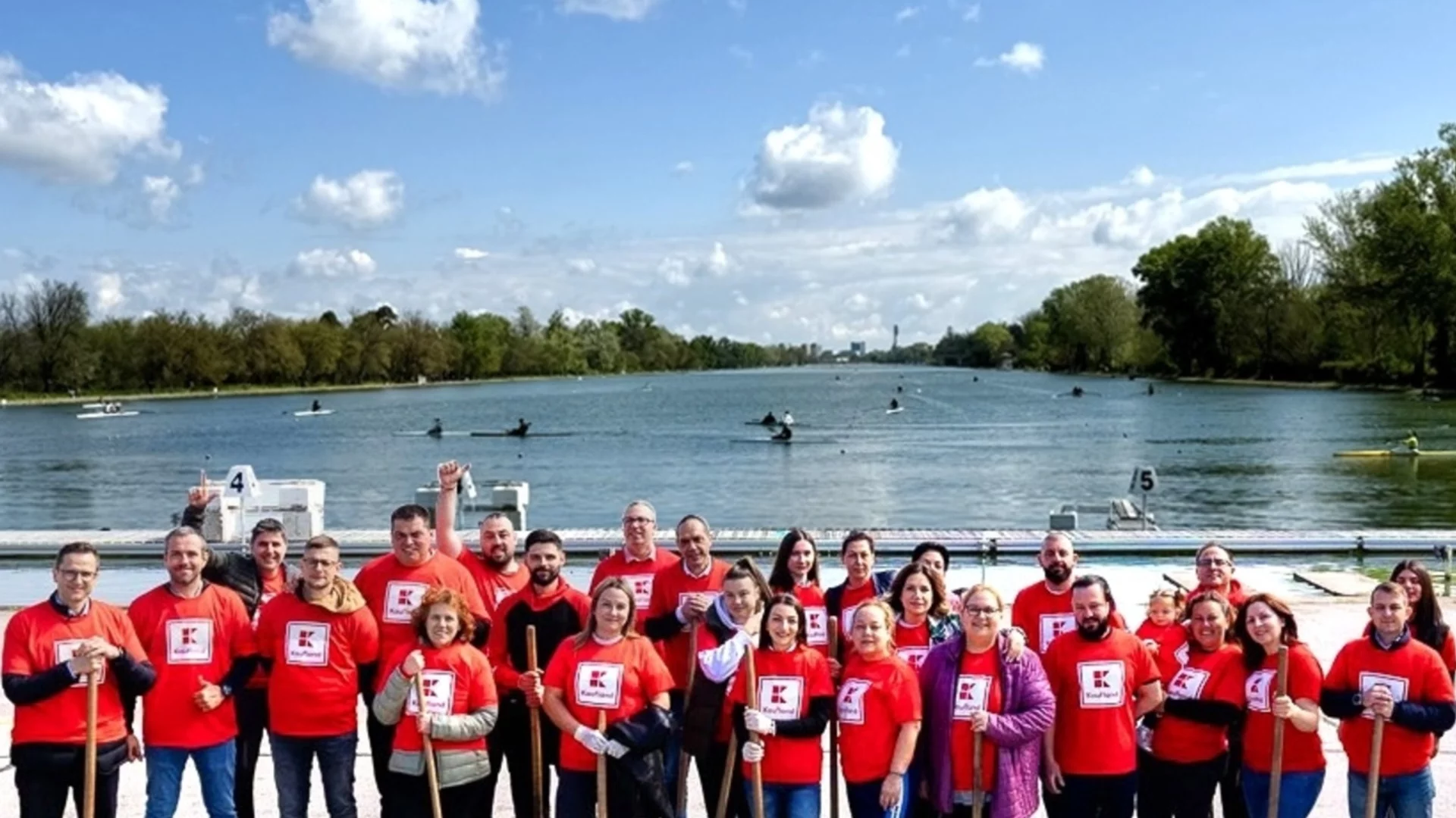 Доброволци от Kaufland засадиха 100 чинара на Гребната база в Пловдив