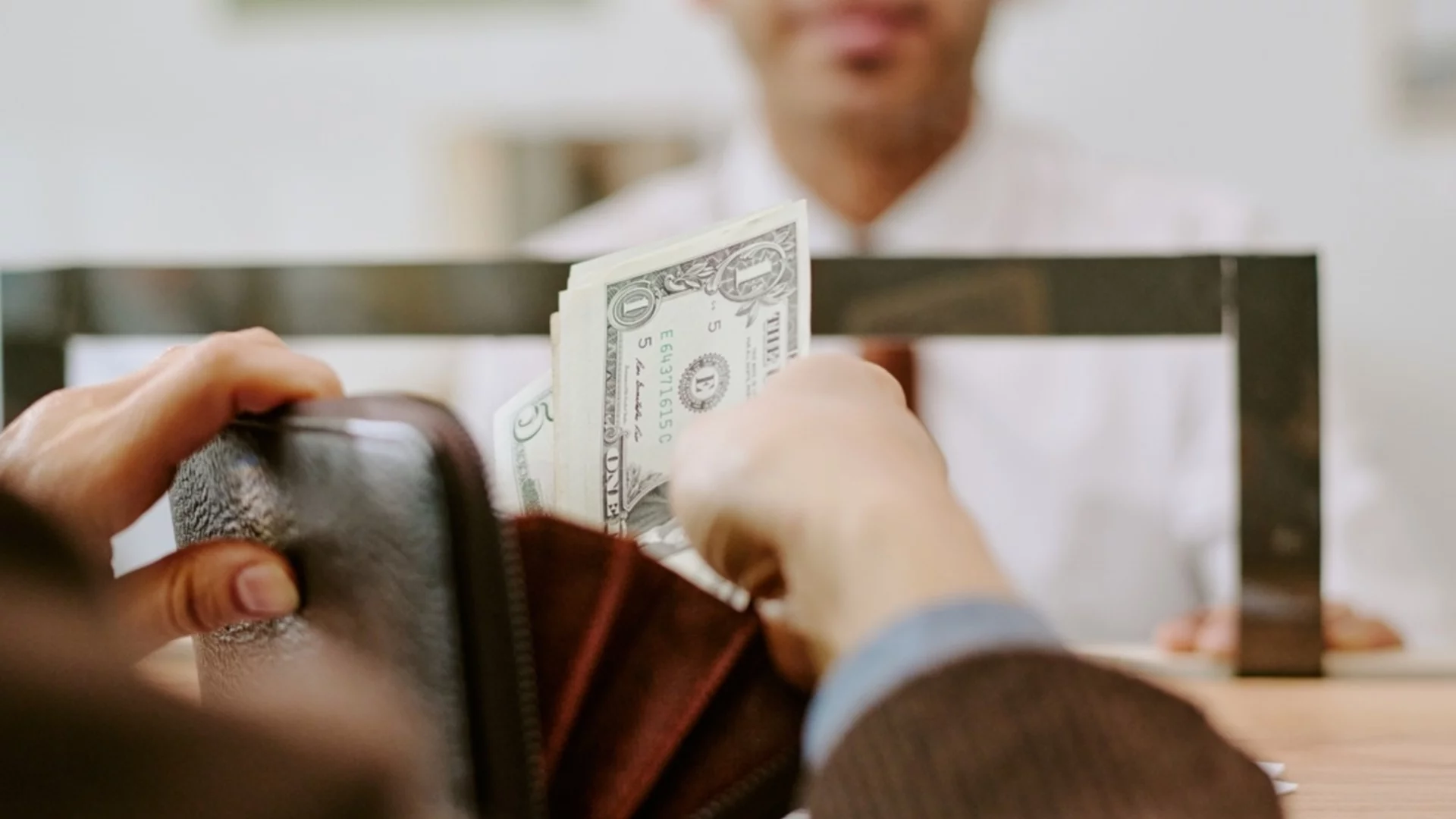 Мъж занесе останките на сестра си в банка, за да докаже смъртта ѝ