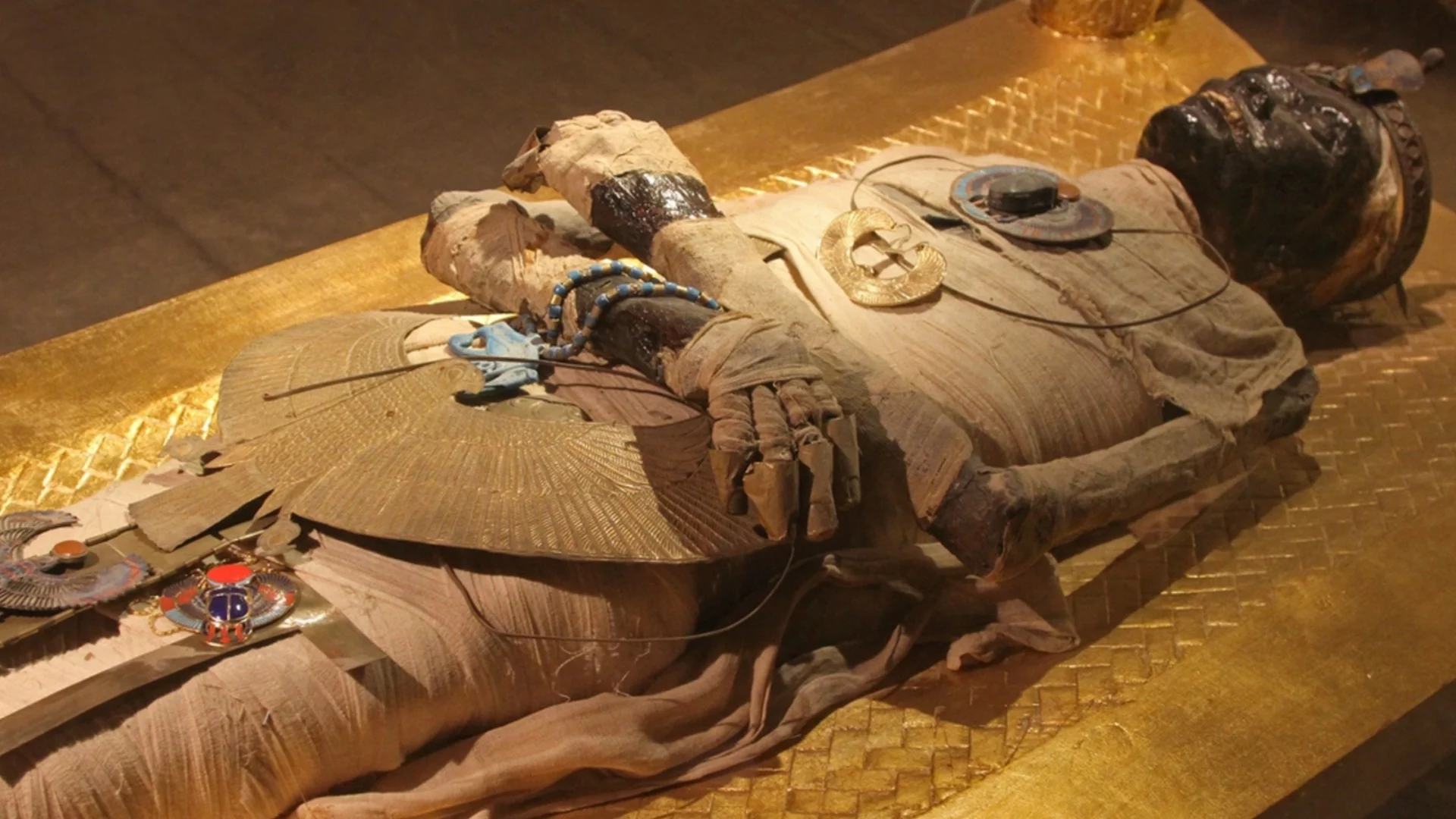 Археолози откриха запечатана гробница с покрита със злато мумия на дъното на мина