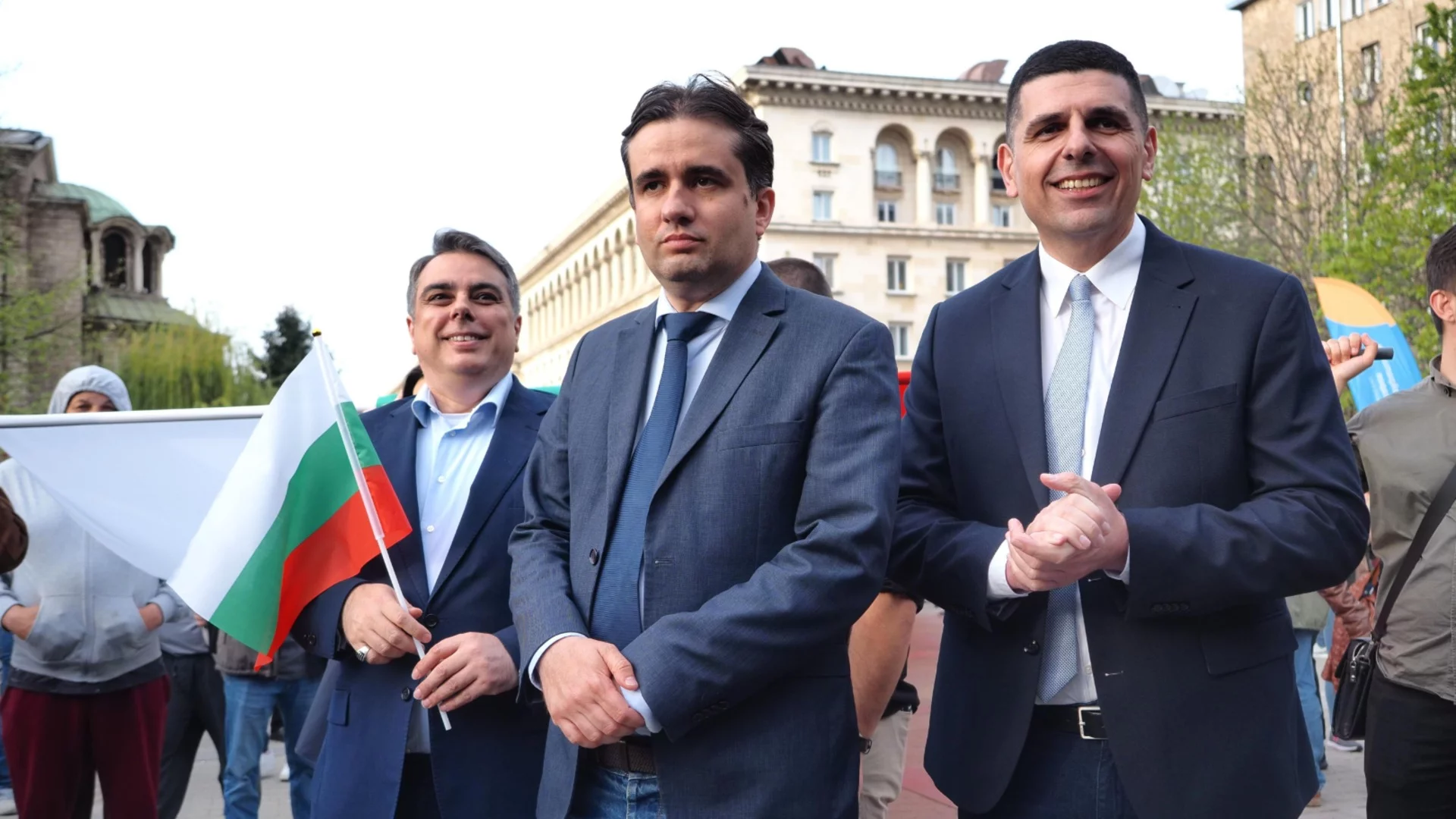 "Край на "касичката" на Пеевски и Борисов": "Да, България" за закриването на "Магазини за хората"