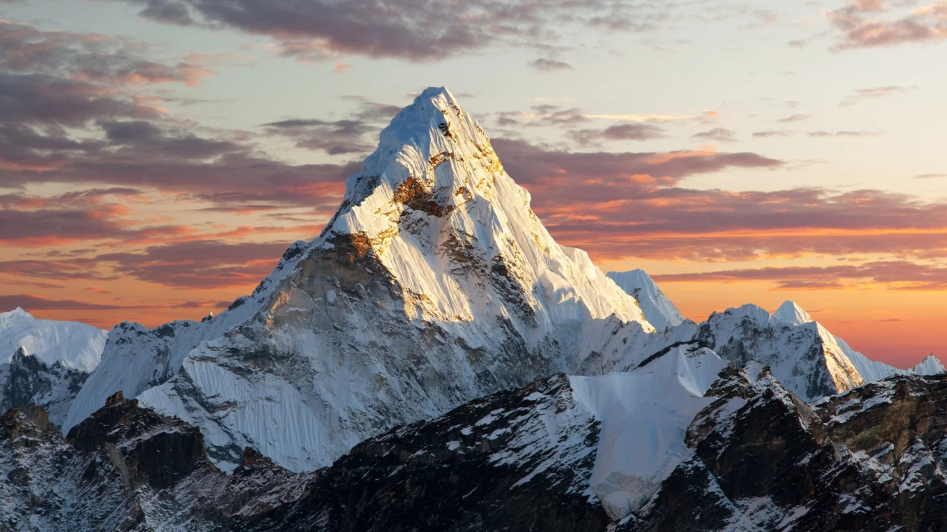 Учени бият тревога: Заснежените върхове на Хималаите променят цвета си