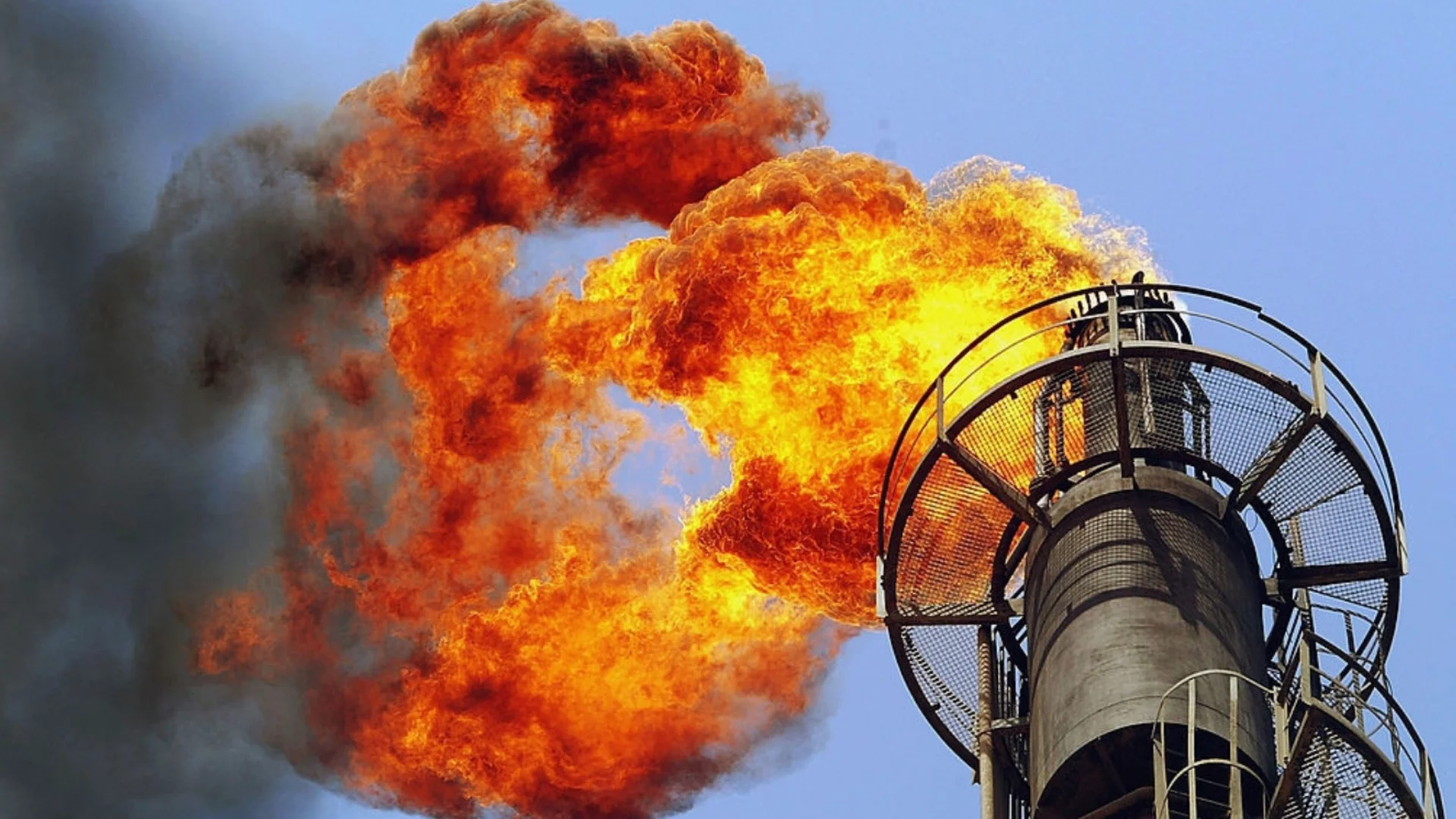 Мордор на живо: След Туапсе горят Орск и Перм, поразени са рафинерия и петролопровод (ВИДЕО)