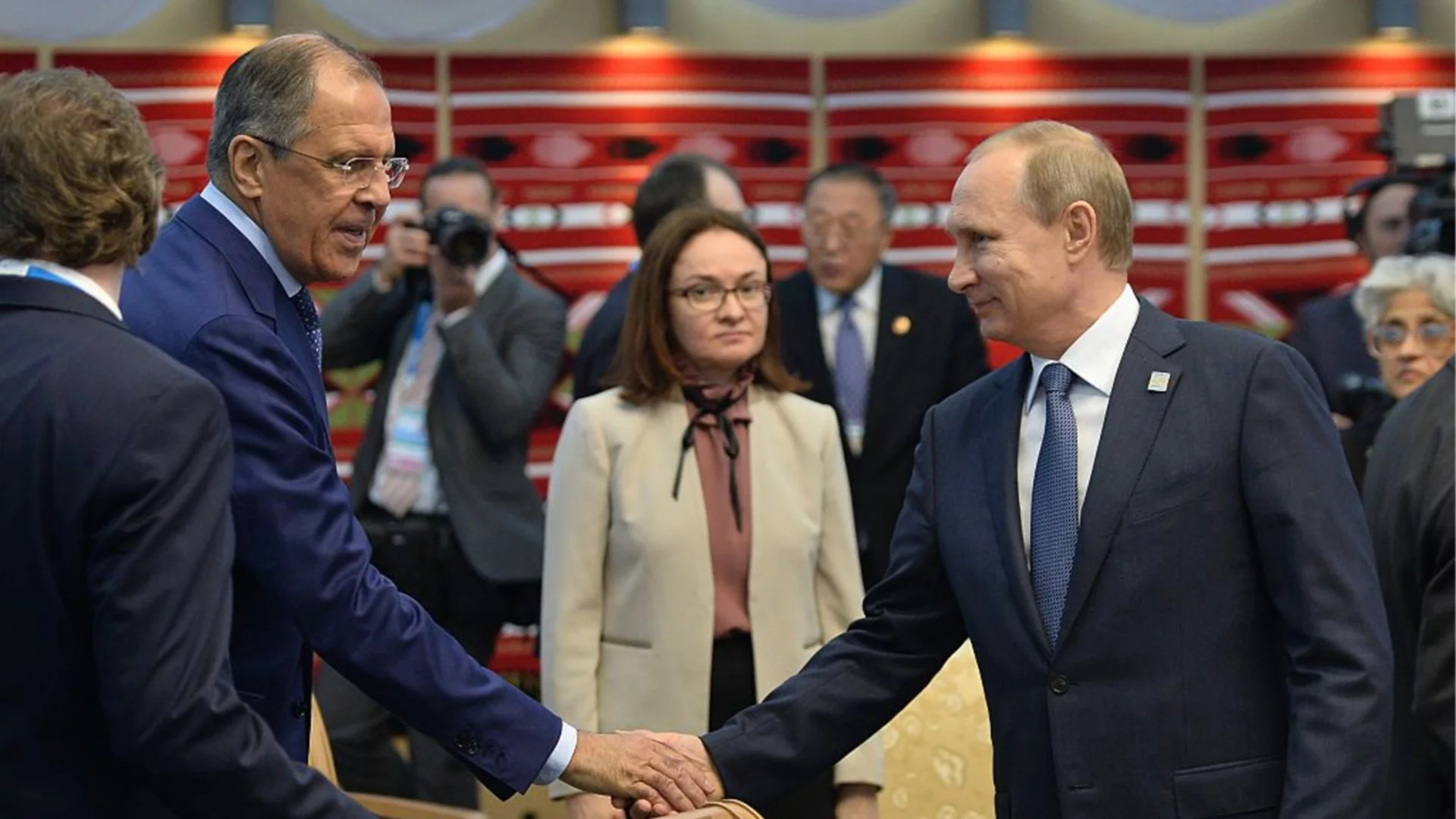 Не дръжте парите си под матрака, икономиката ни жадува за тях: Руските финансови ръководители вече не могат да крият катастрофата