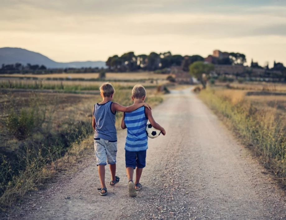 Цената на днешното детство: Как липсата на свободна игра разболява децата ни