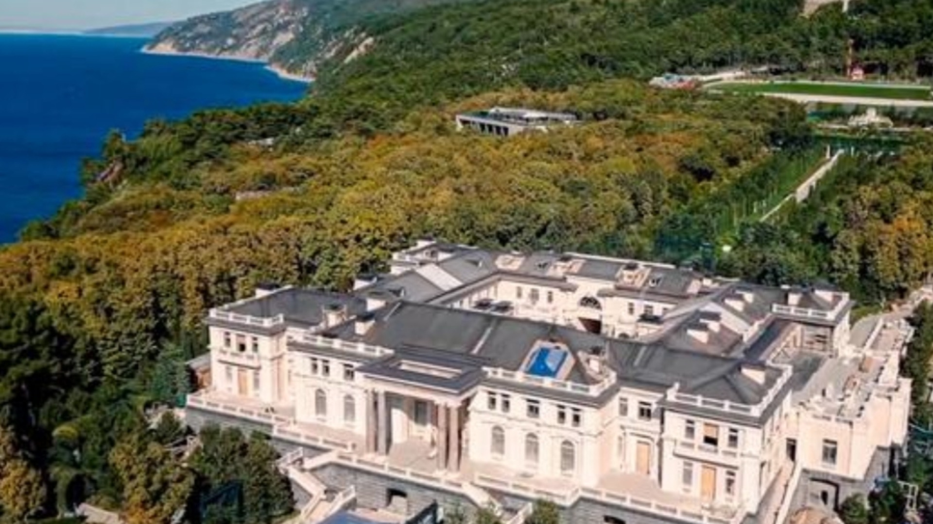 Сателитите показаха: Нефтеното петно от Туапсе приближава двореца на Путин в Геленджик (СНИМКИ)