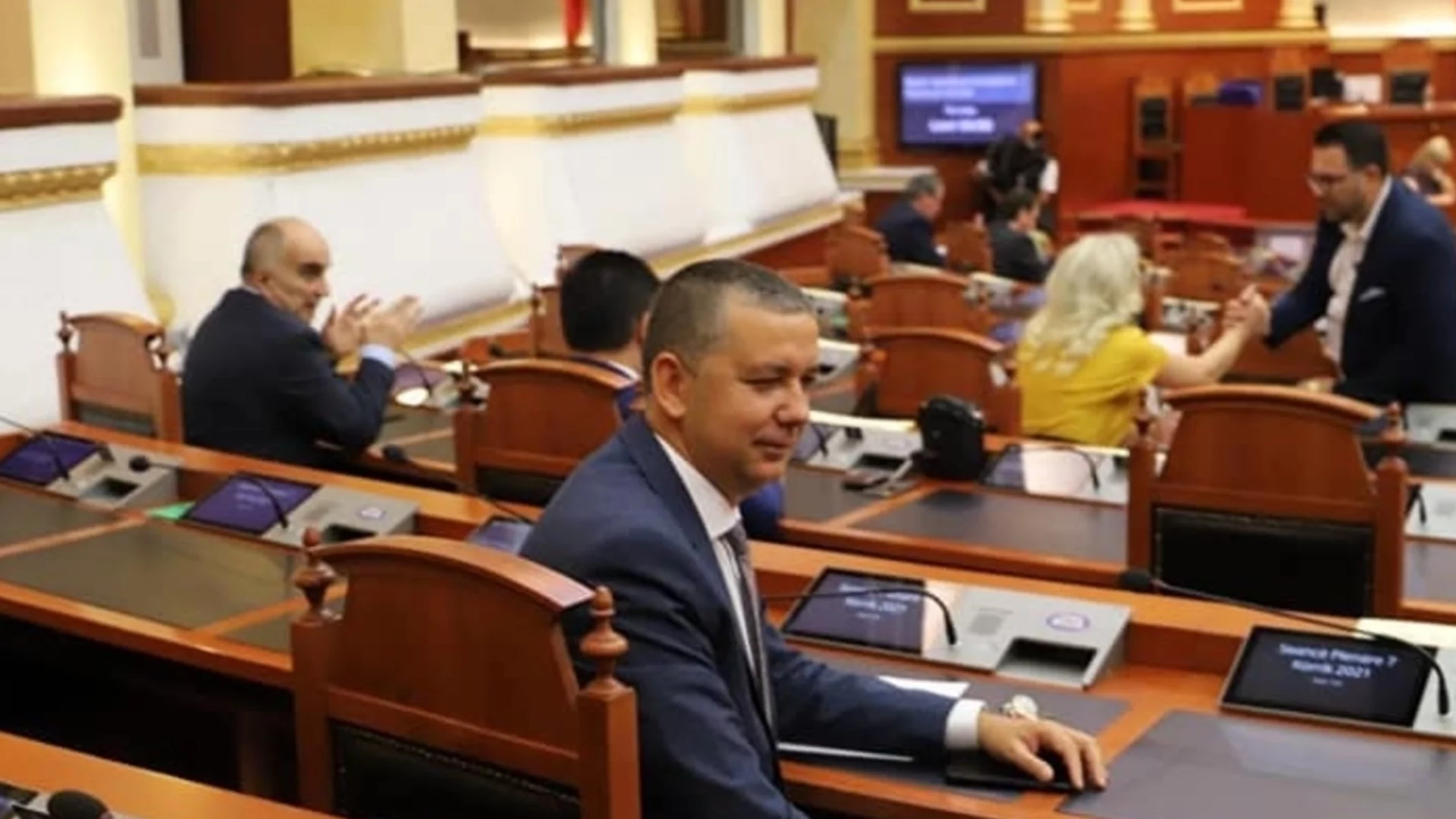 Щерьовски пак се активира: Хвана го антибългарска параноя в съда