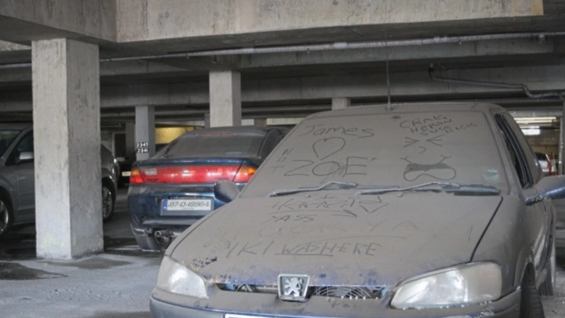 Изоставените коли в София са почти 1000, около 100 вече са премахнати