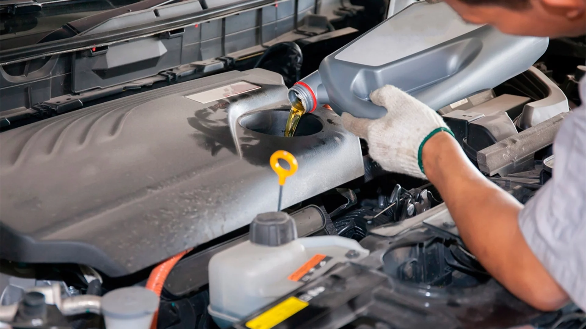 Проста процедура при смяна на масло удължава живота на двигатея