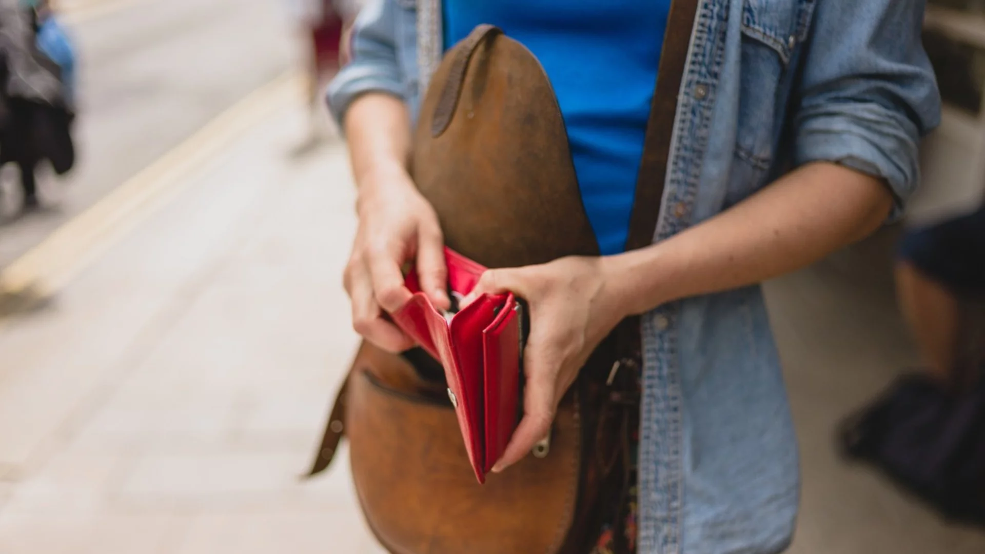 "В коя еврозона с 1473 евро семейство живее нормално": Народът бесен след данните на КНСБ