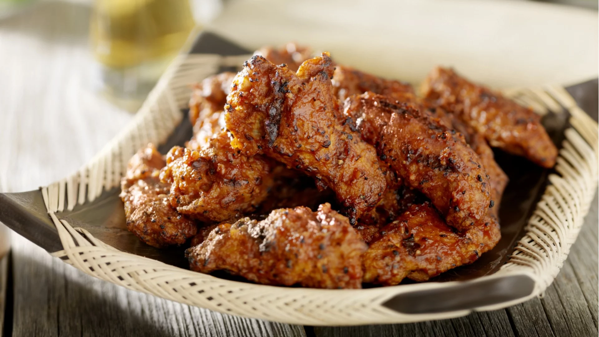 Пилешки крилца: защо в еър фрайър стават по-хрупкави, но и по-сухи