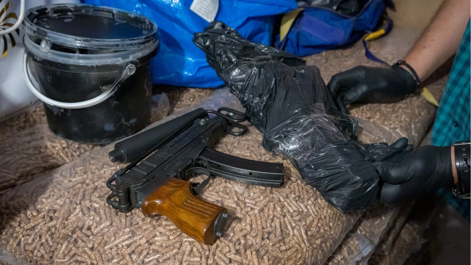 Облекчават изискванията за притежаване на оръжия и боеприпаси