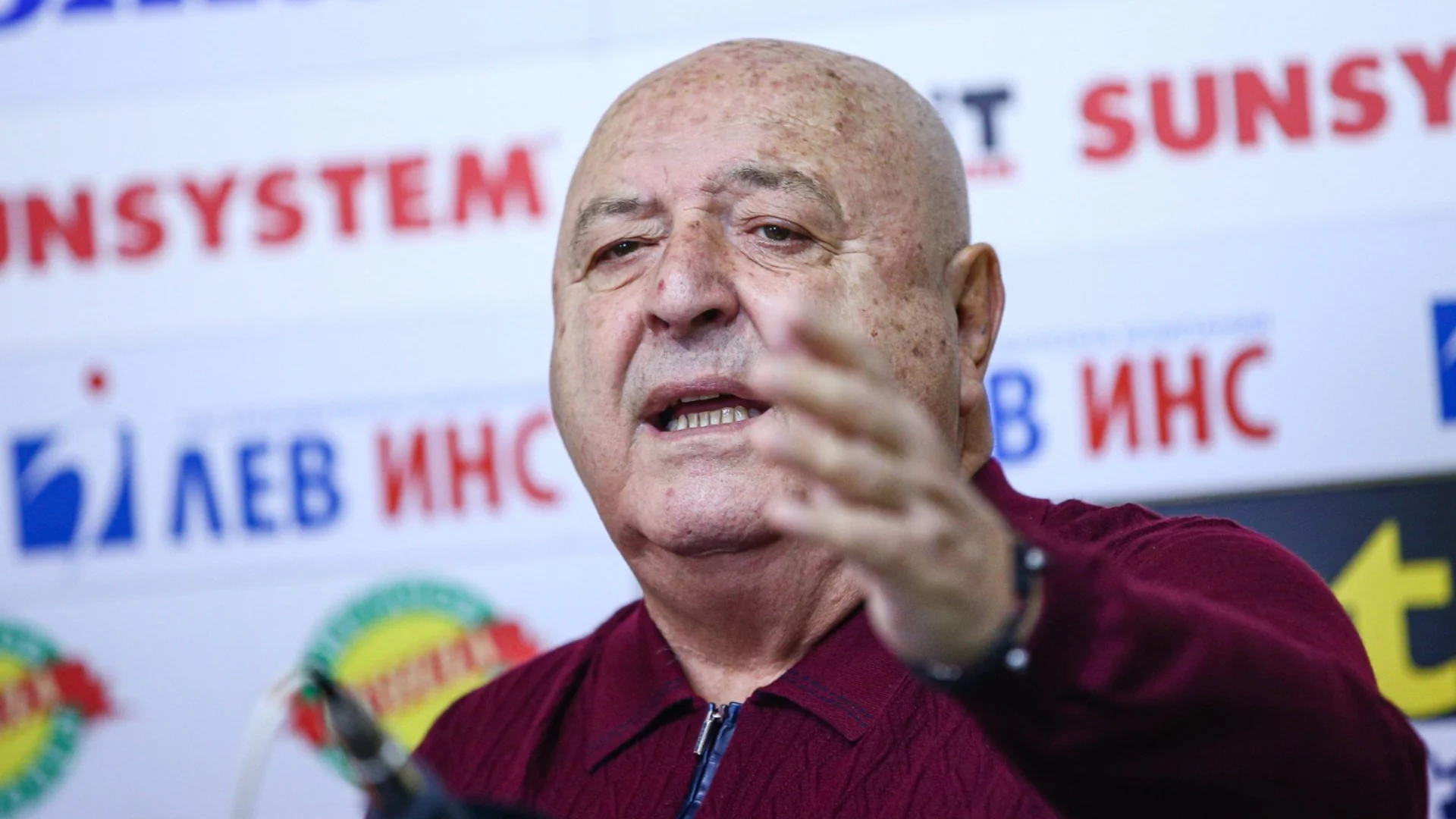 "Кои са феновете? Нагли, безпардонни, невъзпитани": Престрелките между Венци Стефанов и агитката на Славия продължават