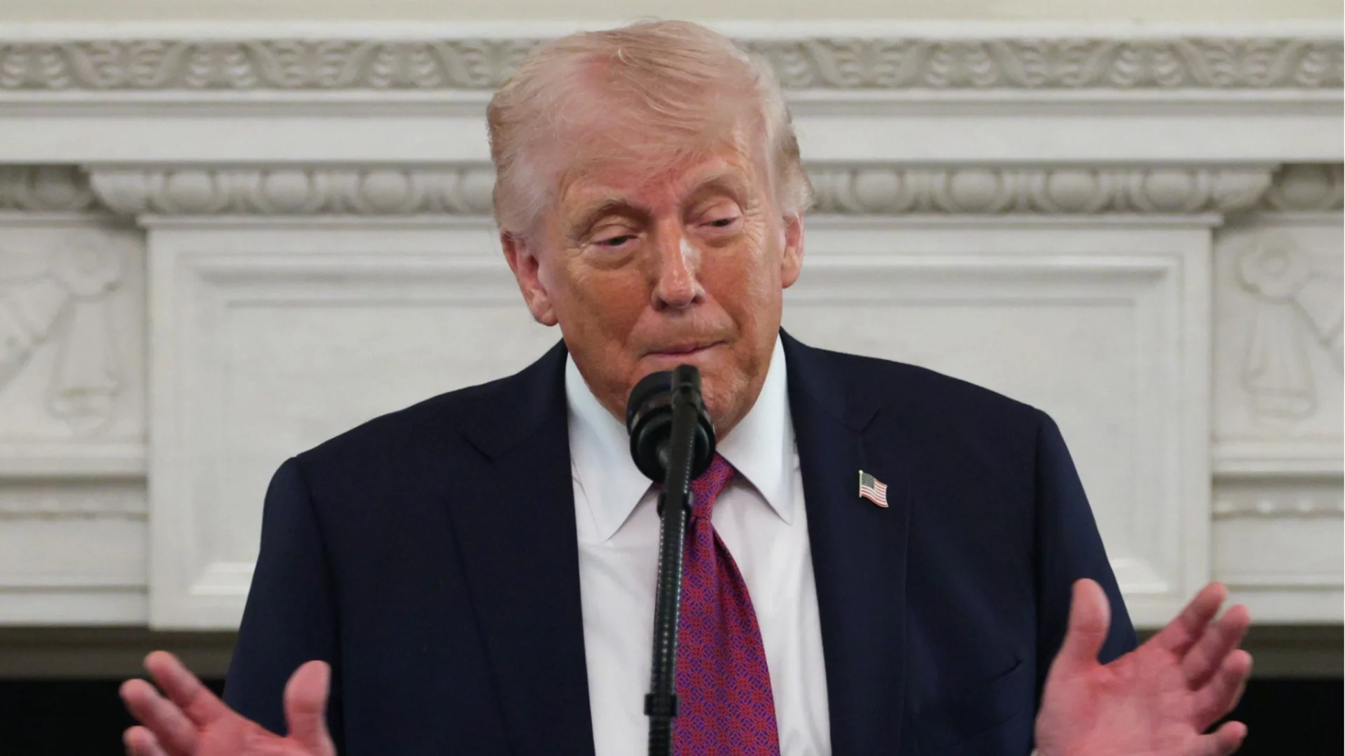 Свободно падане: Тръмп с рекордно нисък рейтинг в САЩ