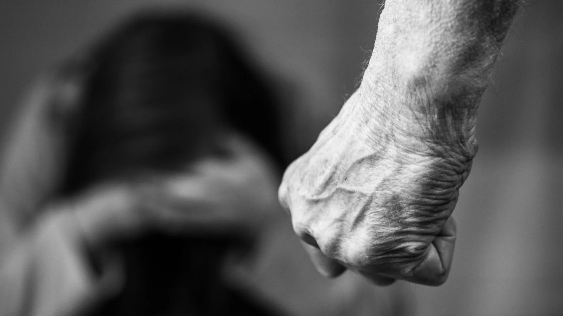 Връзване и бой с маркуч: Ситуацията в Дом за умствено изостанали в Камено