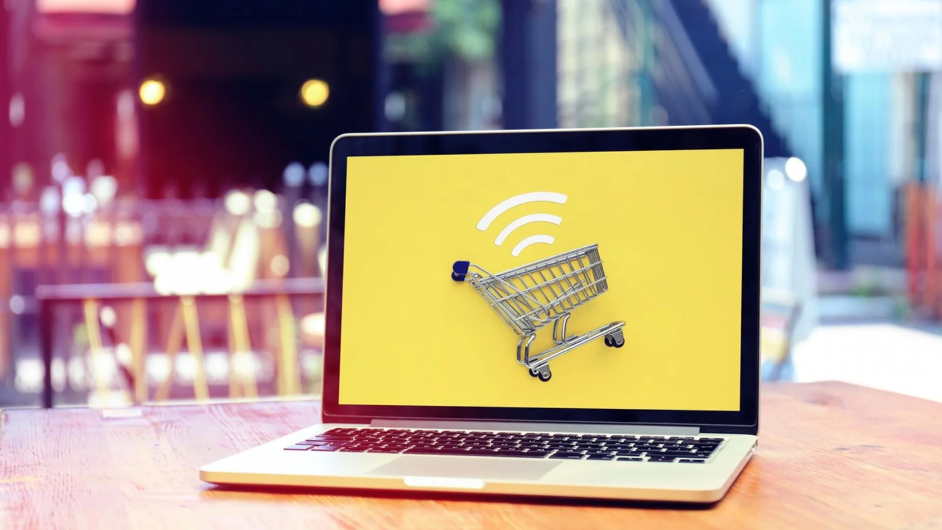 Фалшиви отстъпки и измами с бройките: Онлайн магазините масово лъжат с намаления и такси