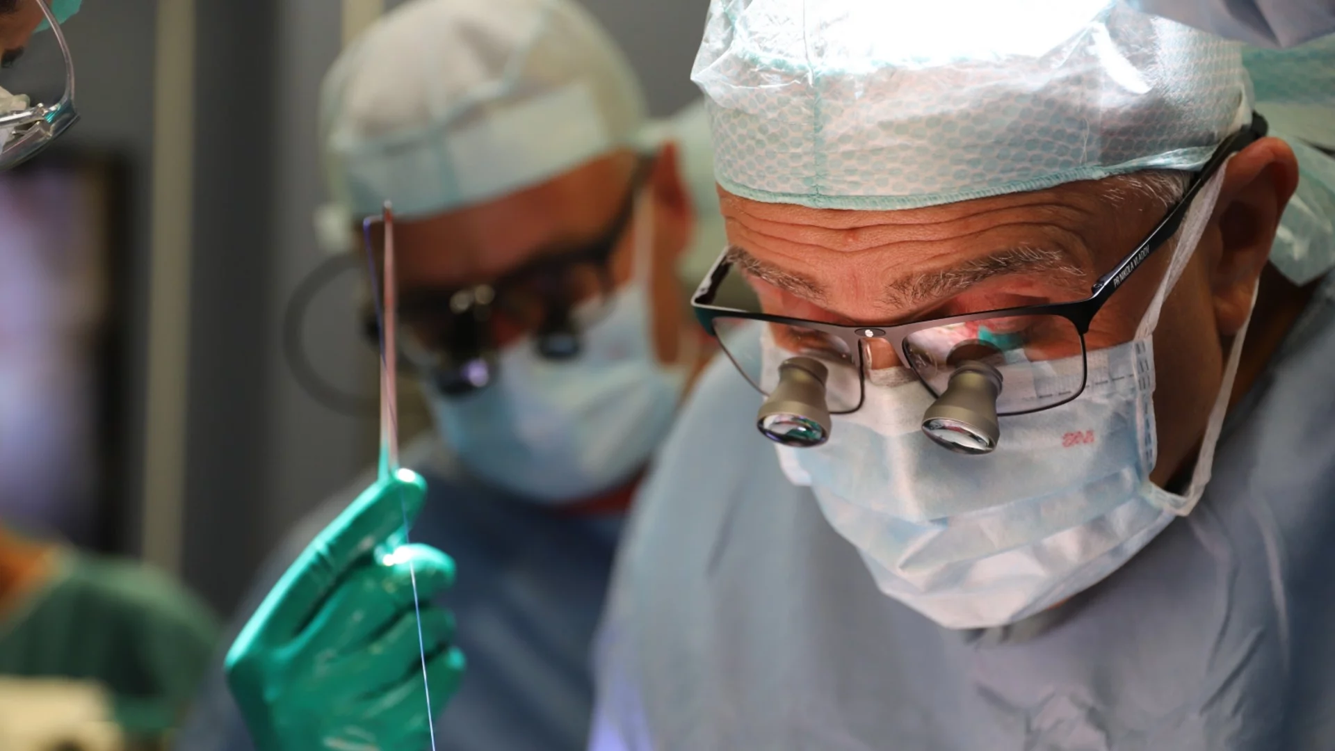 Лекари от две болници спасиха дете с изключително рядък тумор