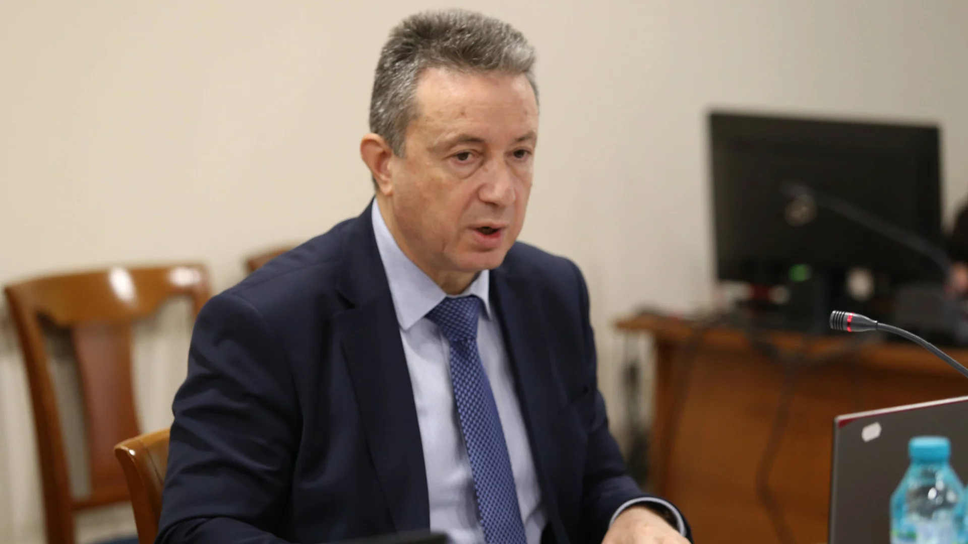 Остра закачка към Янаки Стоилов за БНТ: Много ми харесват декорите на студиото, много хубав син цвят