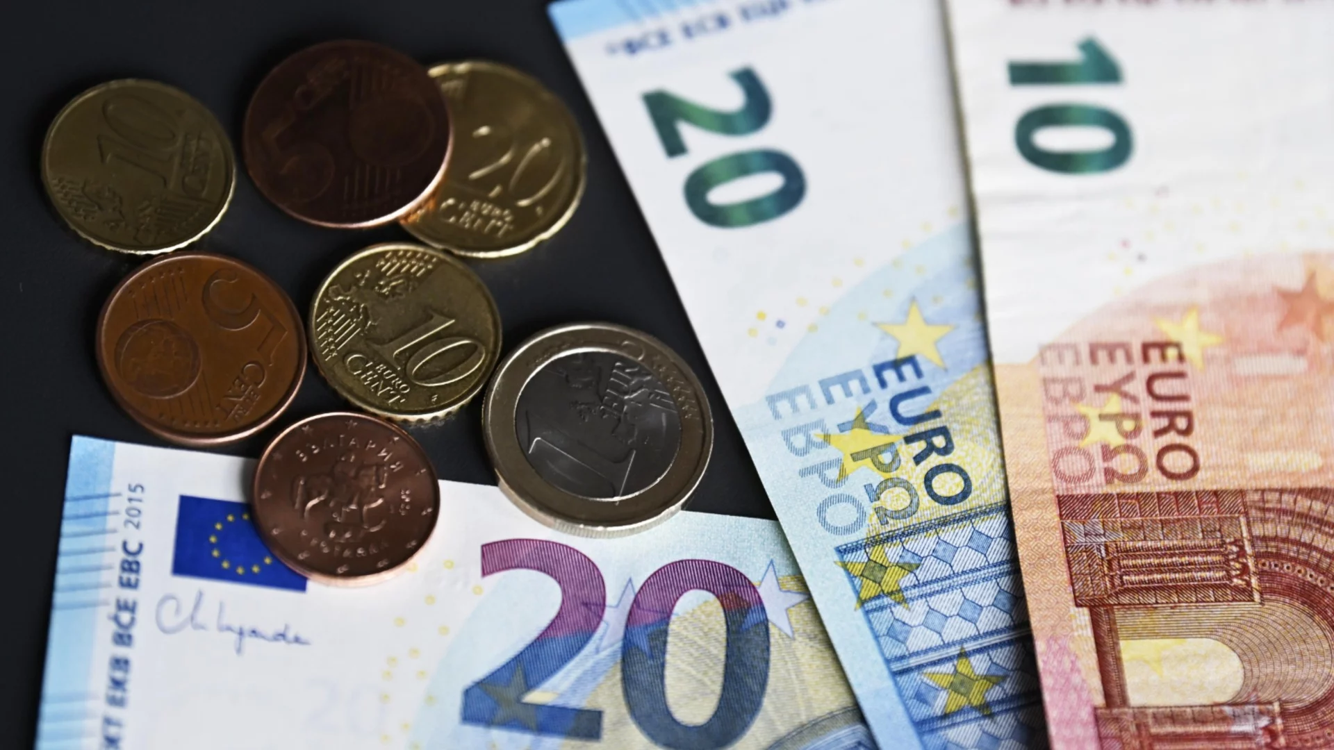 Според мнозинството българи преходът към еврото преминава гладко: Доклад на ЕК