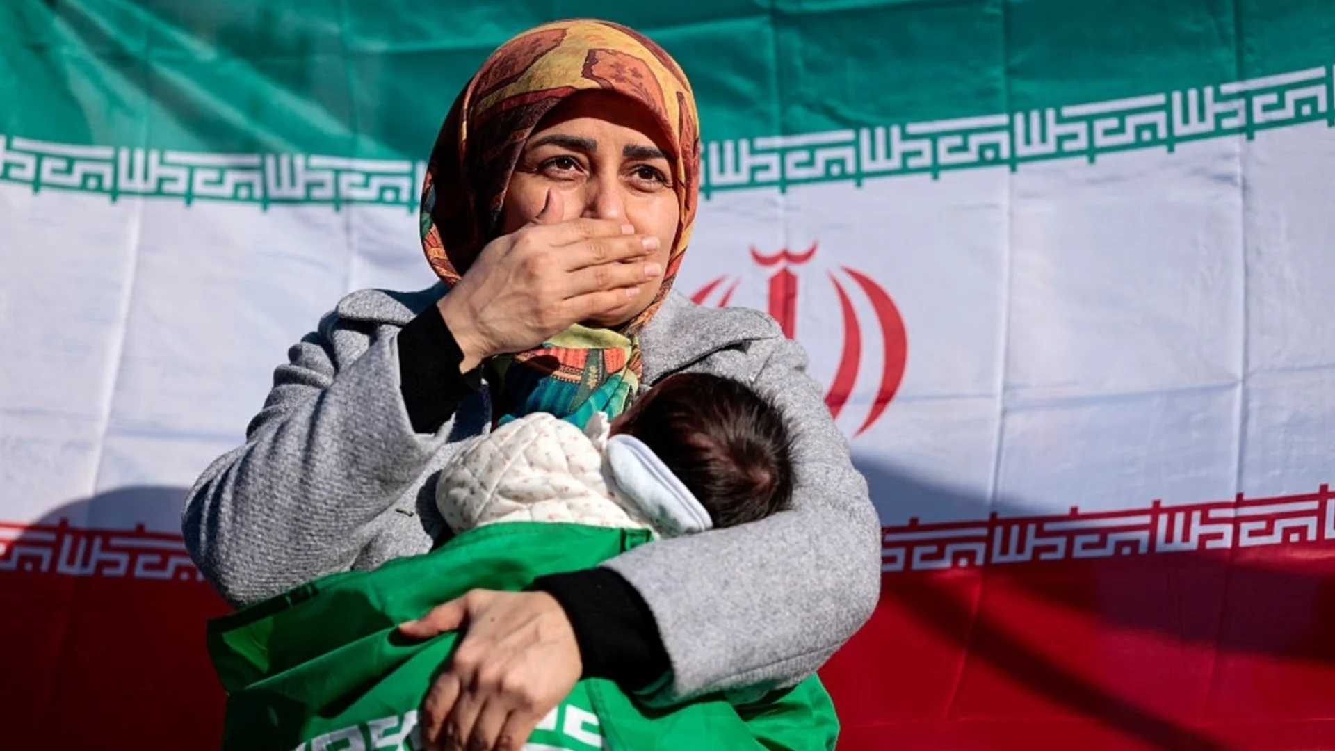 Хранене по веднъж на ден и цял ден работа за едно пиле: Иранците изнемогват