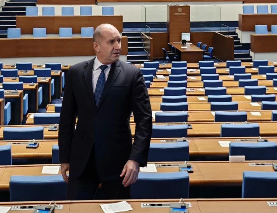 НА ЖИВО: На ход е Румен Радев! 52-рият парламент започна работа (ВИДЕО)