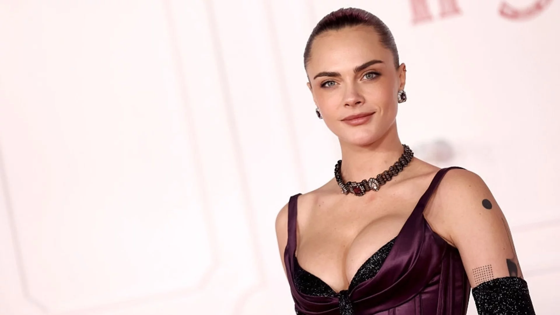 Не само модел, но и певица: Кара Делевин тръгва на турне (ВИДЕО)