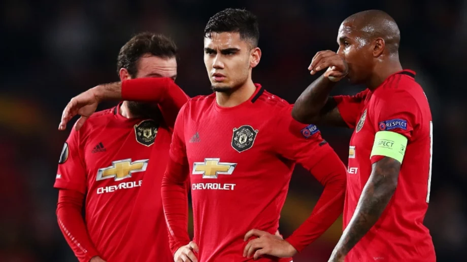 Играч с 485 мача във Висшата лига и шампион с Манчестър Юнайтед сложи край на кариерата си