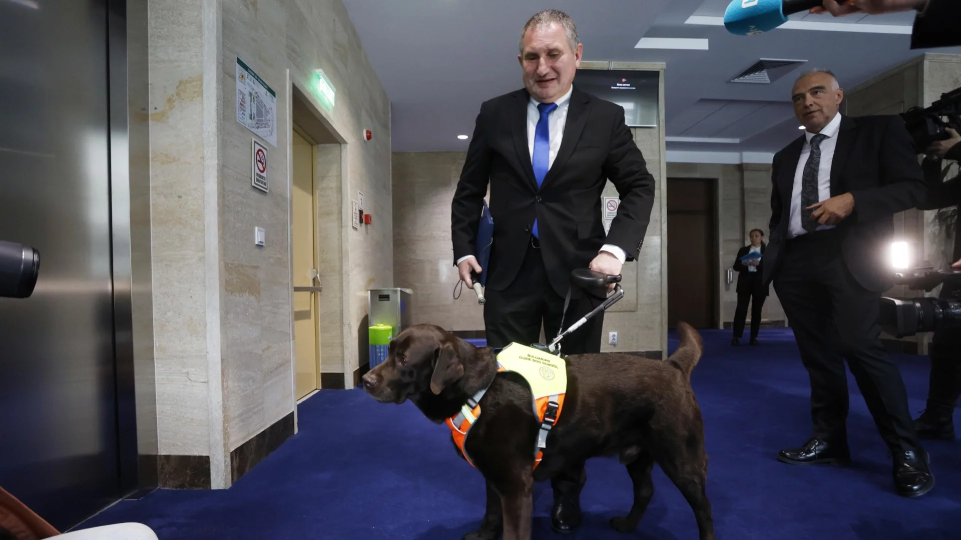 Исторически момент: За първи път куче-водач в Народното събрание (СНИМКИ)