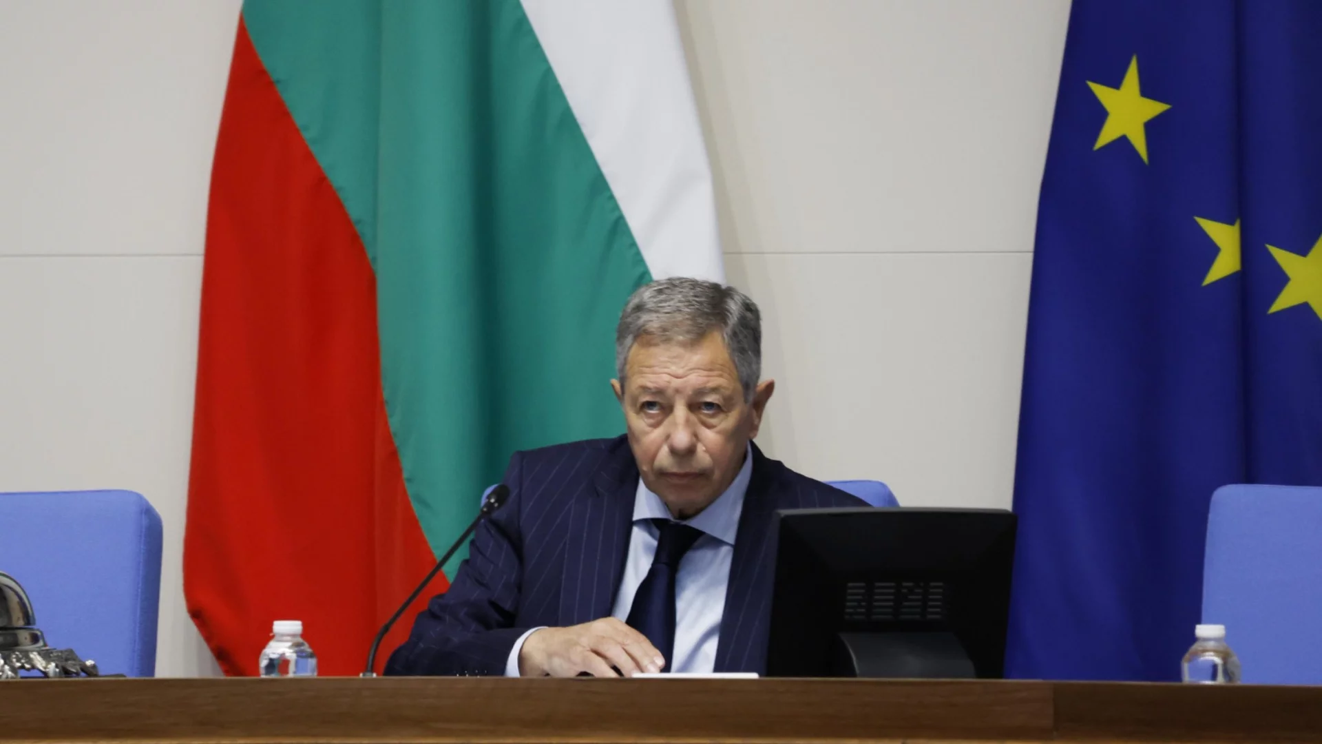 Човек на Радев откри 52-ото Народно събрание. Един депутат не се регистрира (ВИДЕО)