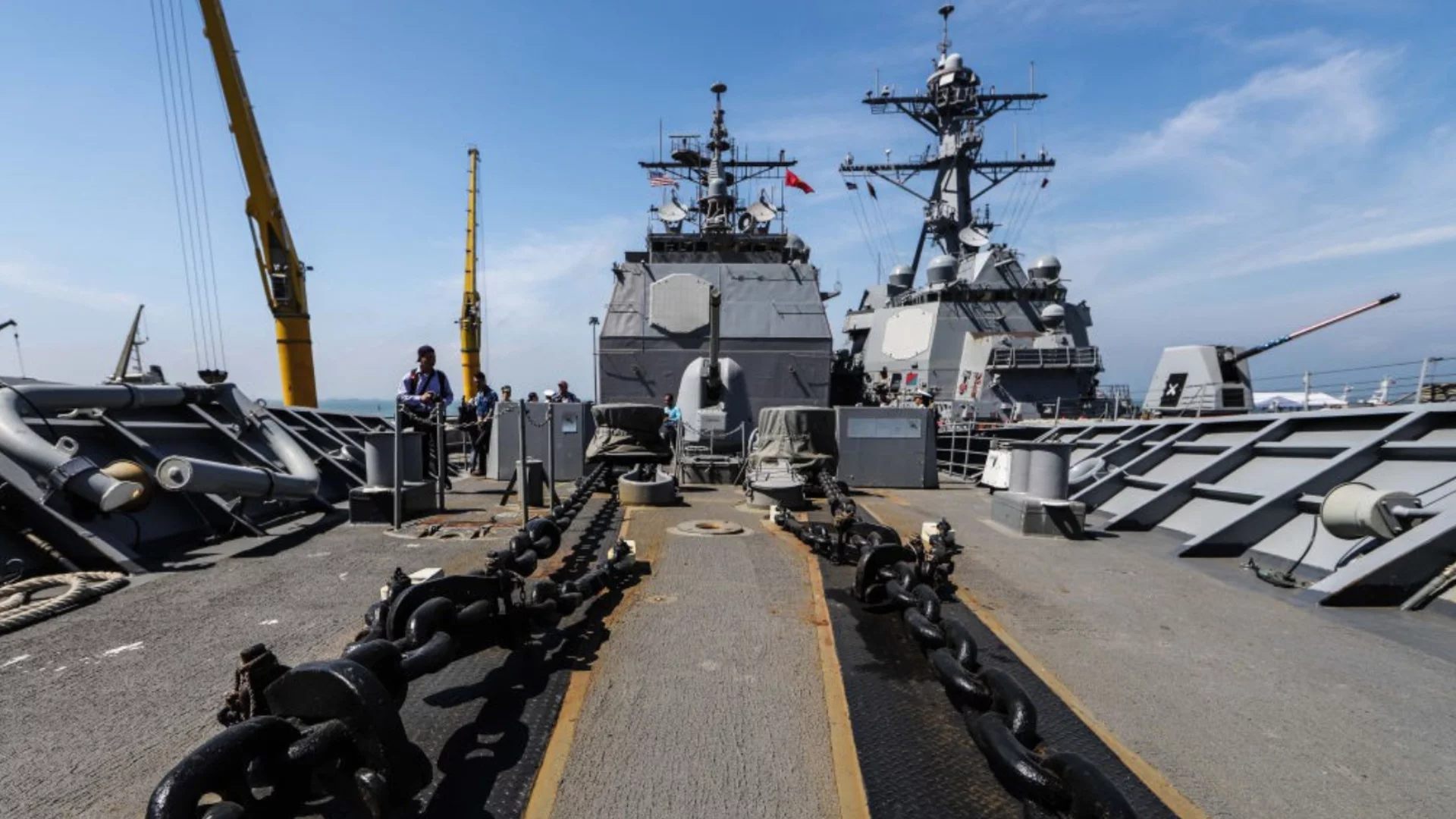 Инцидент в открито море: Пламъци на борда на USS Higgins