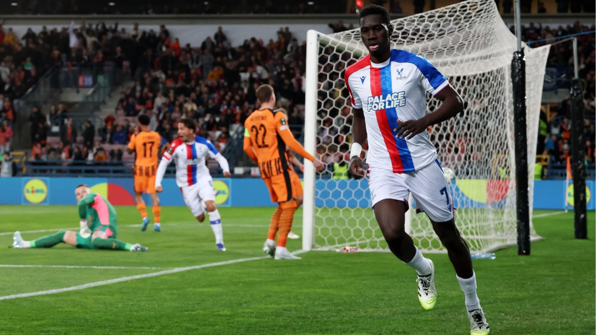 Кристъл Палас вкара 3 на Шахтьор, един гол раздели Райо Валекано и Страсбург в Лигата на конференциите