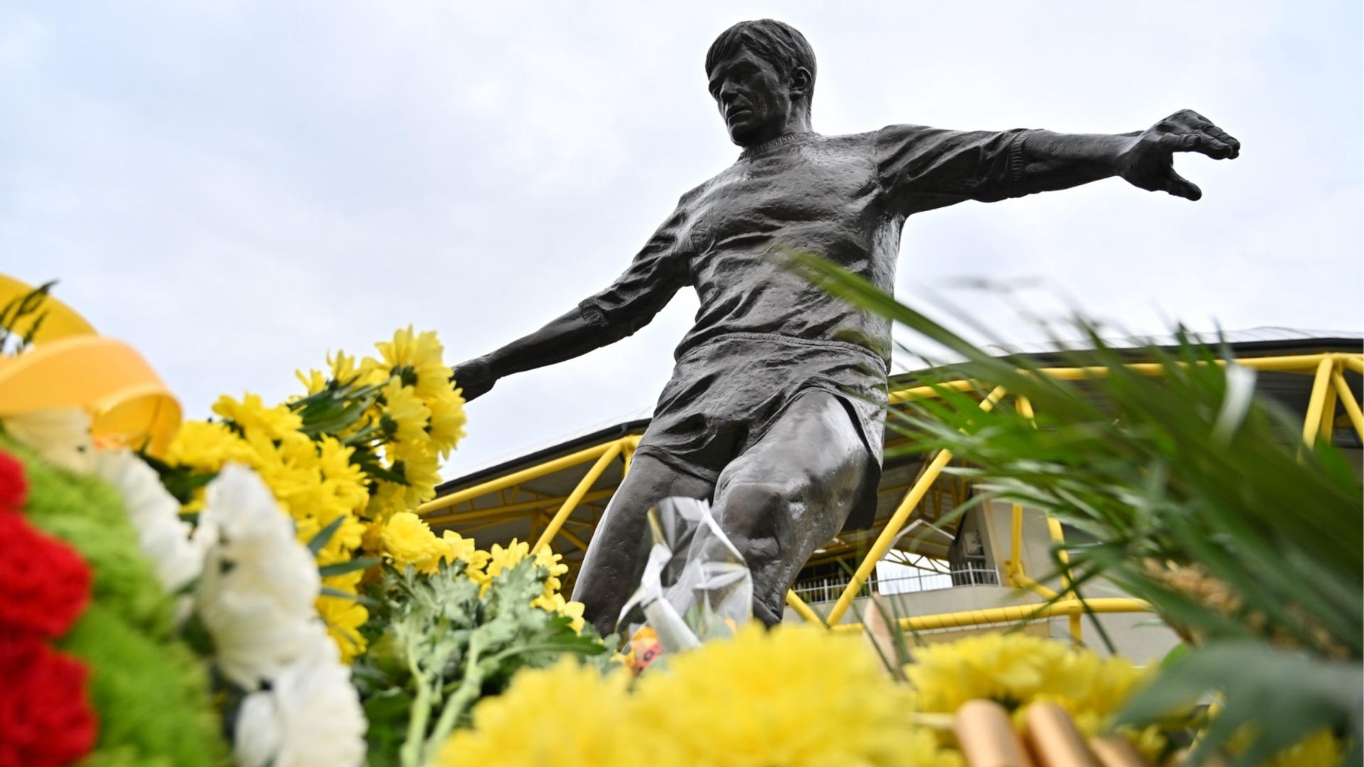 Най-накрая: Откриха паметника на един от най-великите български футболисти – Чико Дерменджиев