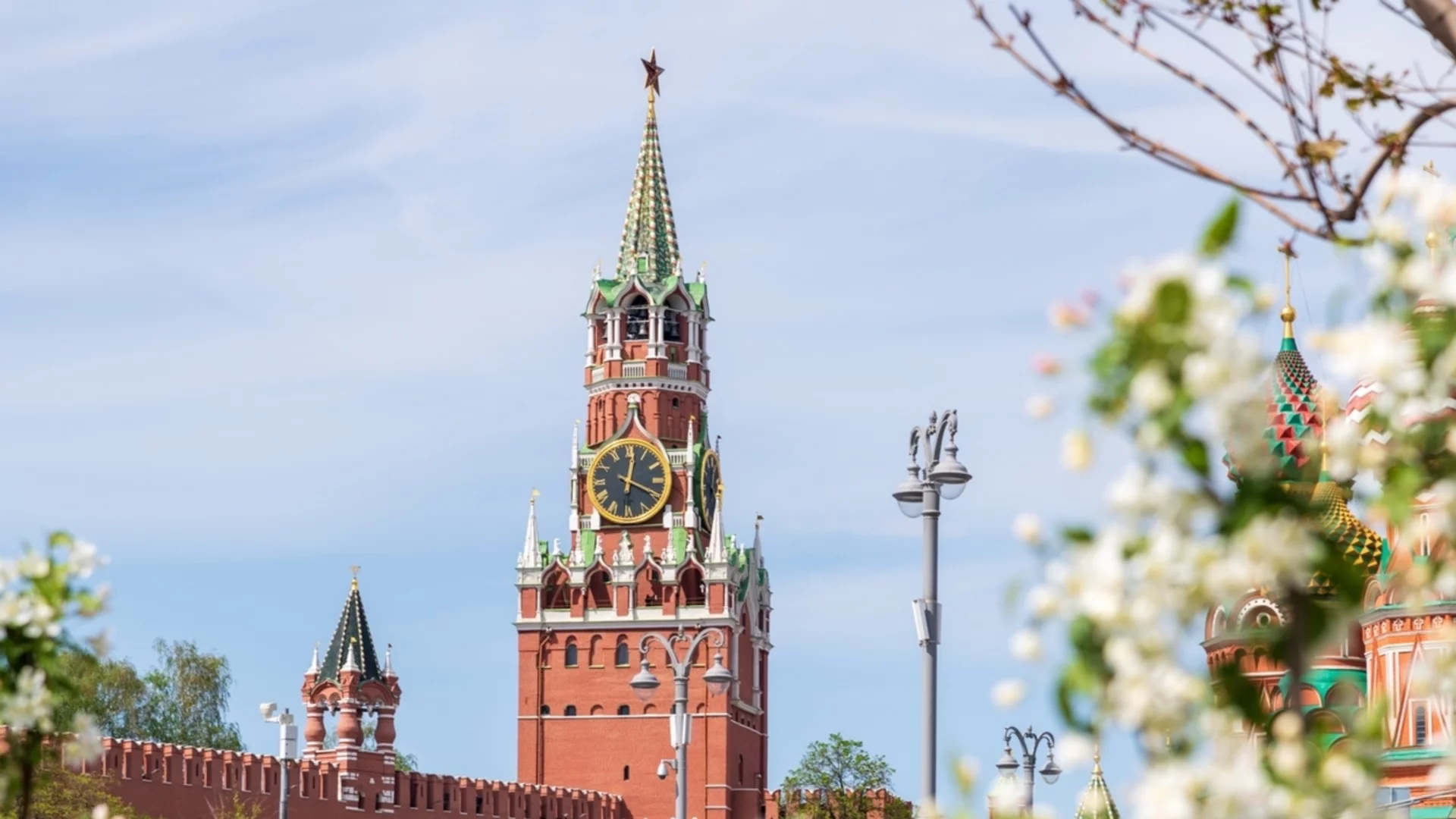 Русия обяви едностранно примирие за 9 май, Путин плаши с "масиран удар" по Киев, ако бъде нарушено (ВИДЕО)