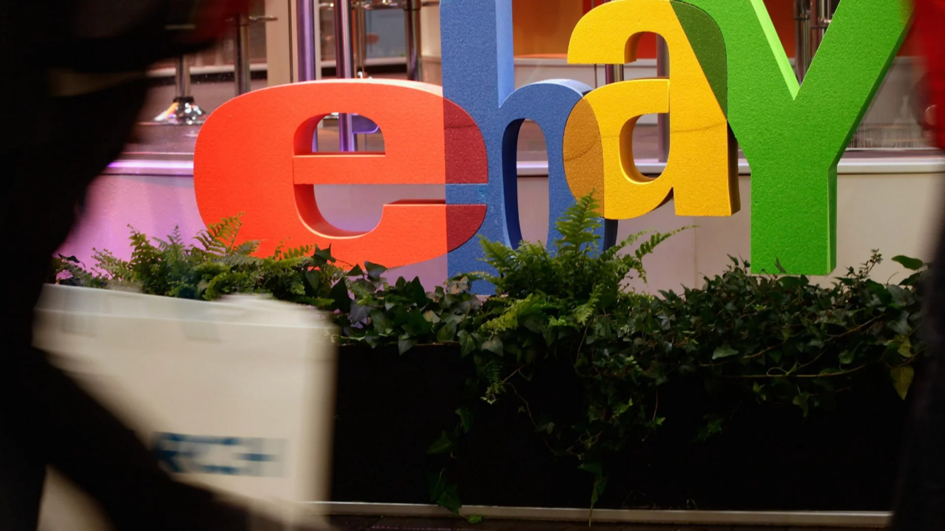 Изненадваща оферта за покупката на eBay на стойност 56 млрд. долара