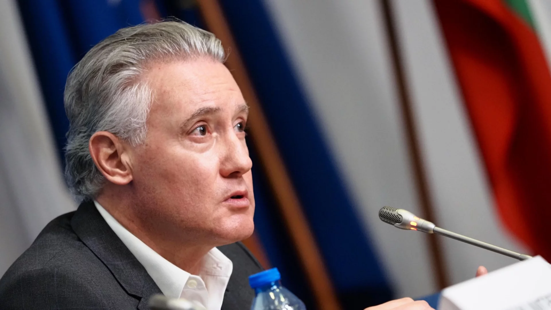 Домусчиев: При демографска криза и изкуствен интелект в България работят 660 000 чиновника и продължават да растат