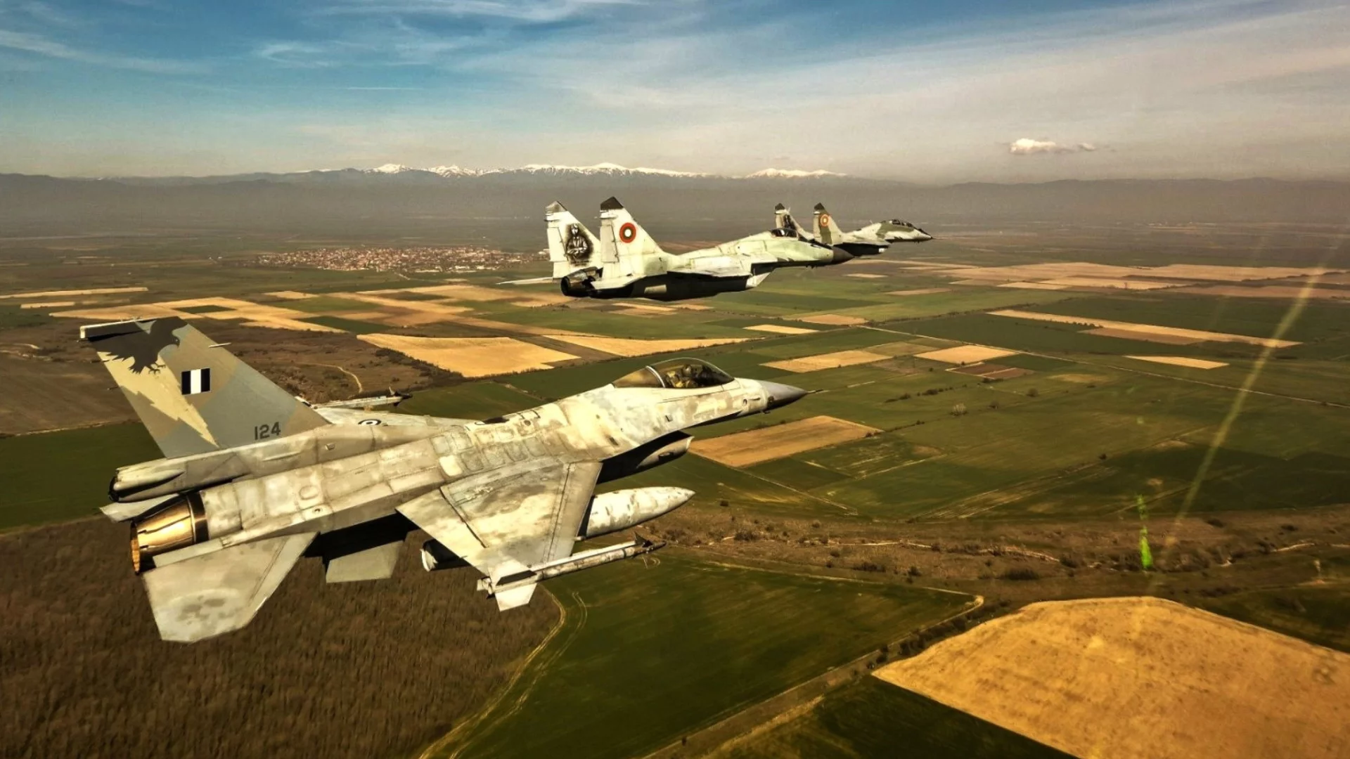 "МиГ-29 ни вади от ситуацията": F-16 на парада за Гергьовден и колко още трябват на българските ВВС