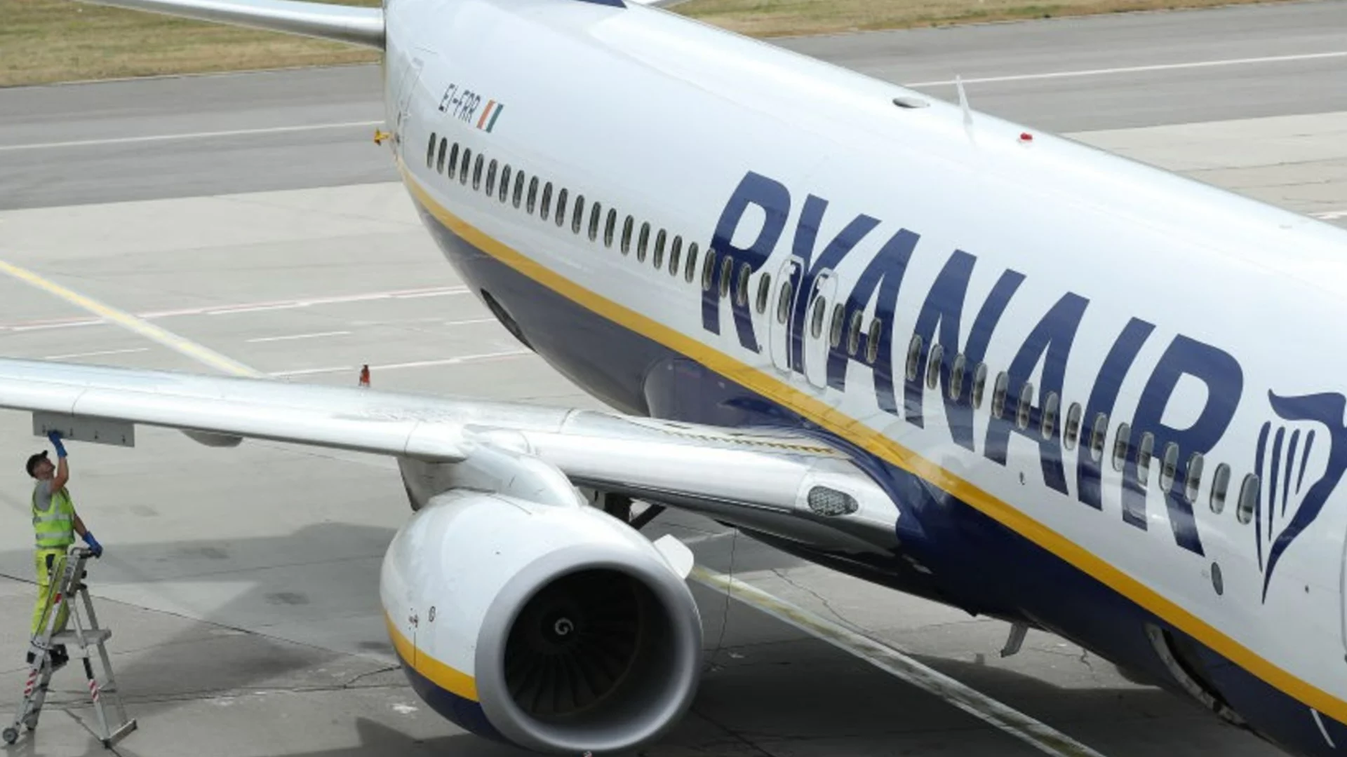 Безпокойство за туризма: Ryanair закрива своя база, близо до България?