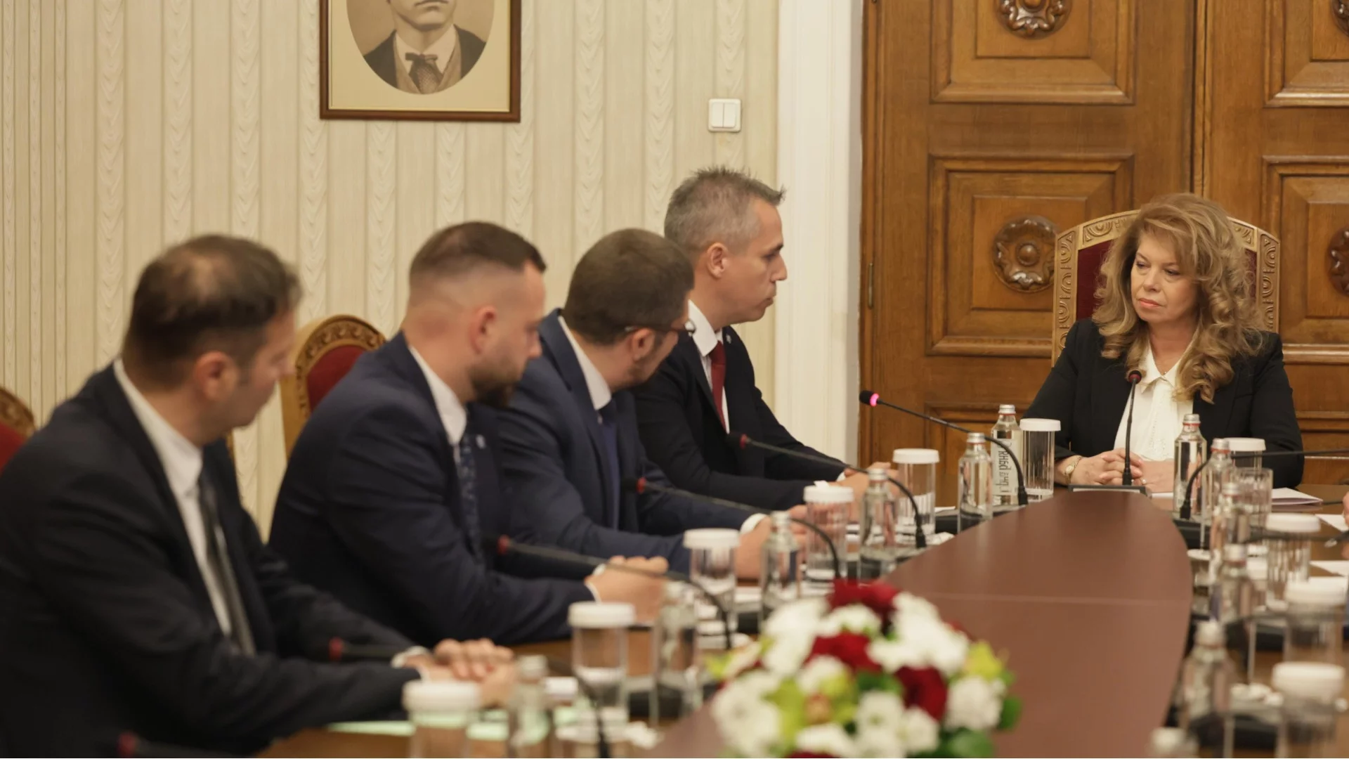 "Възраждане" прати бивши депутати при Йотова. Те поискаха от нея референдум за лева (ВИДЕО)