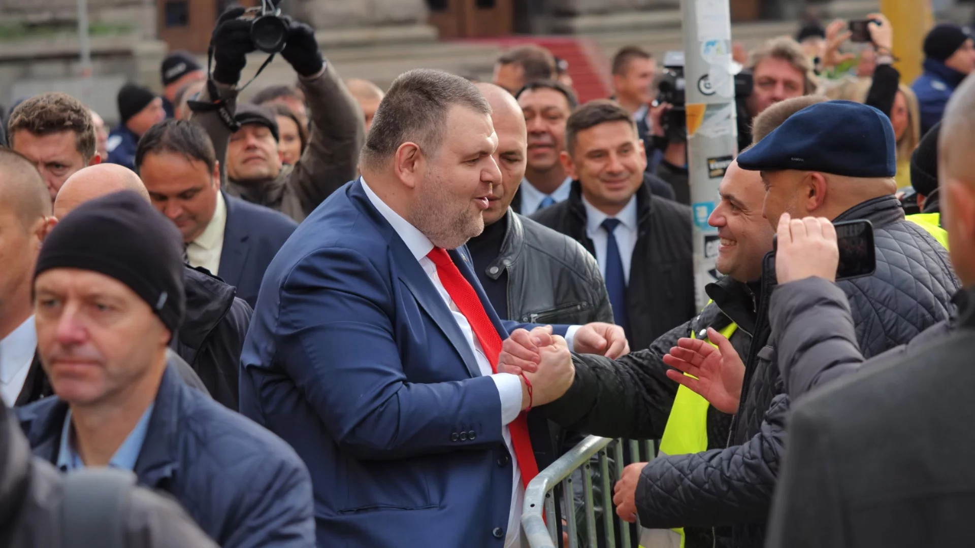 Баретите падат, НСО остава: Има промяна в охраната на Пеевски