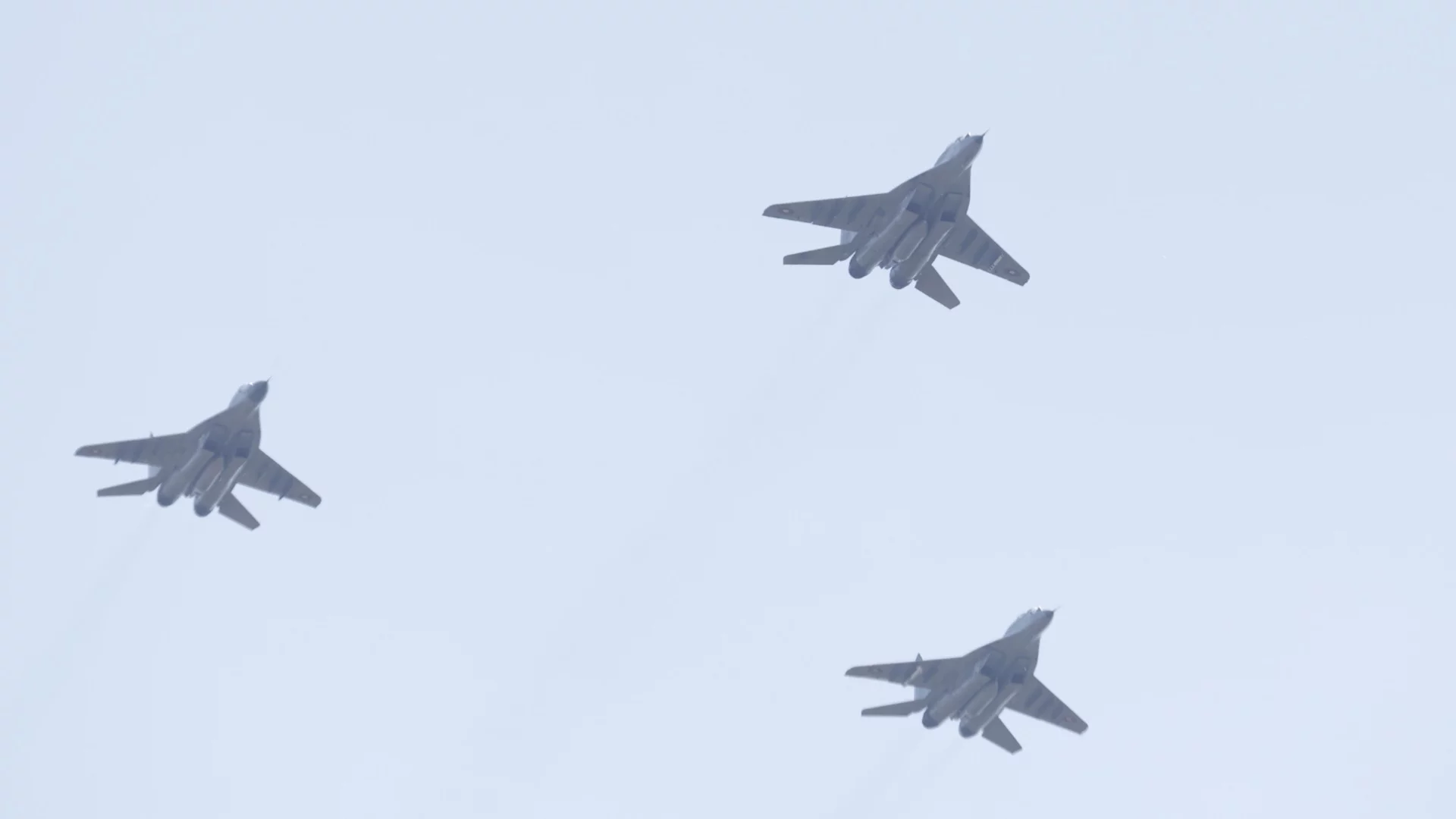 Изтребители в небето на София: Три F-16 и МиГ-29 събраха погледите на Деня на българската армия (СНИМКИ)