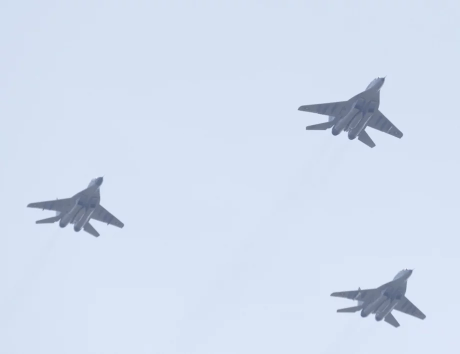 Изтребители в небето на София: Три F-16 и МиГ-29 събраха погледите на Деня на българската армия (СНИМКИ)