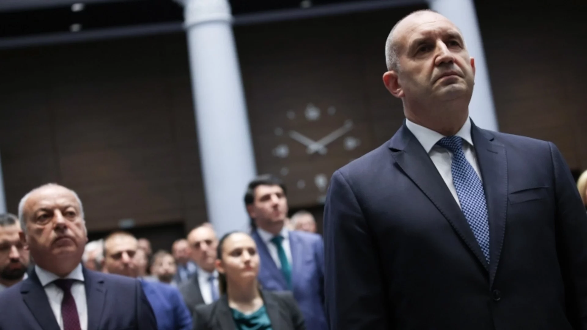 "Честито на гласувалите за новия Тодор Живков": Мрежата избухна, че Радев "прогресивно" разгражда модела Борисов-Пеевски, като му слага чадър