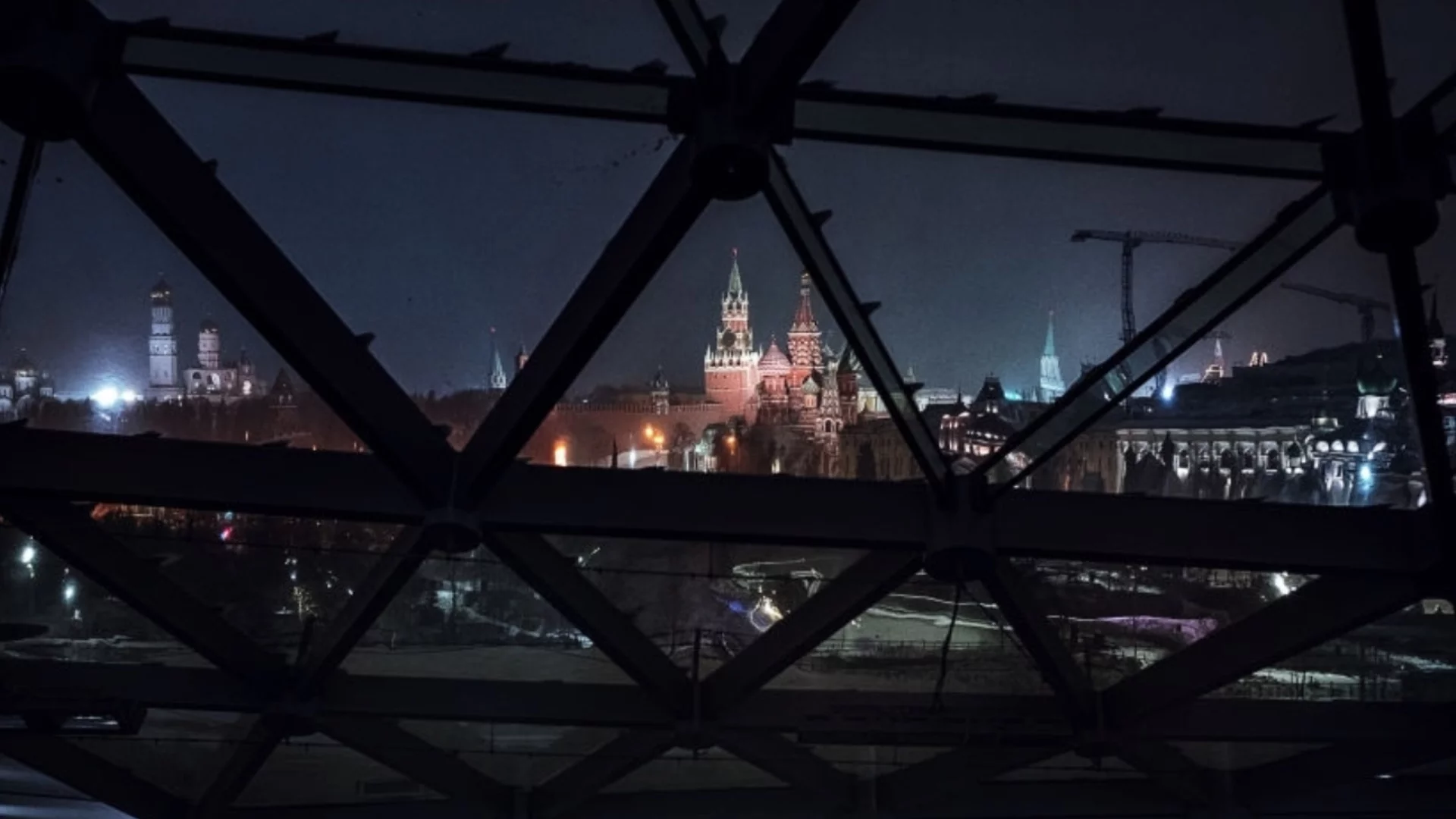 Руското "примирие": Нощ на дронове в Москва, горят рафинерия в Ярославъл и обекти в Ростов (ВИДЕО)