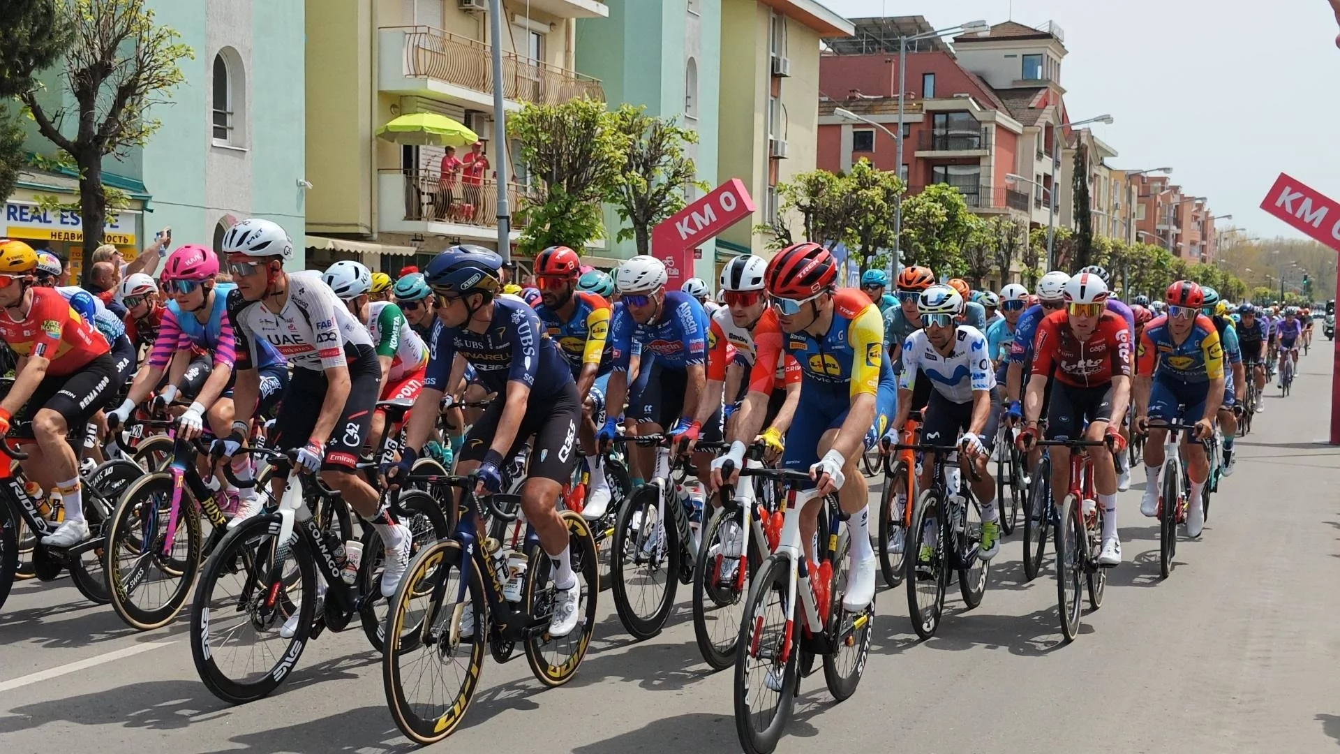 Французин спечели първия етап от Giro d'Italia между Несебър и Бургас, масово падане беляза надпреварата (ВИДЕО)