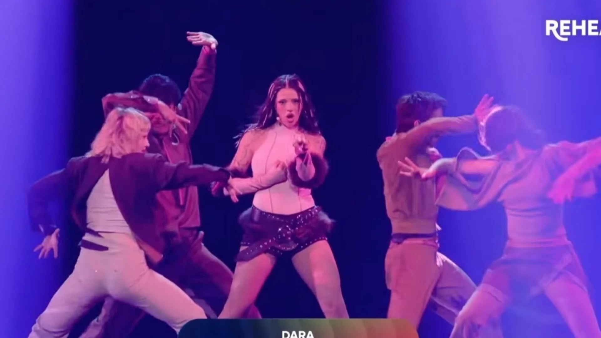 "Bangaranga" на сцената на "Евровизия": Вижте първото живо изпълнение на DARA (ВИДЕО)
