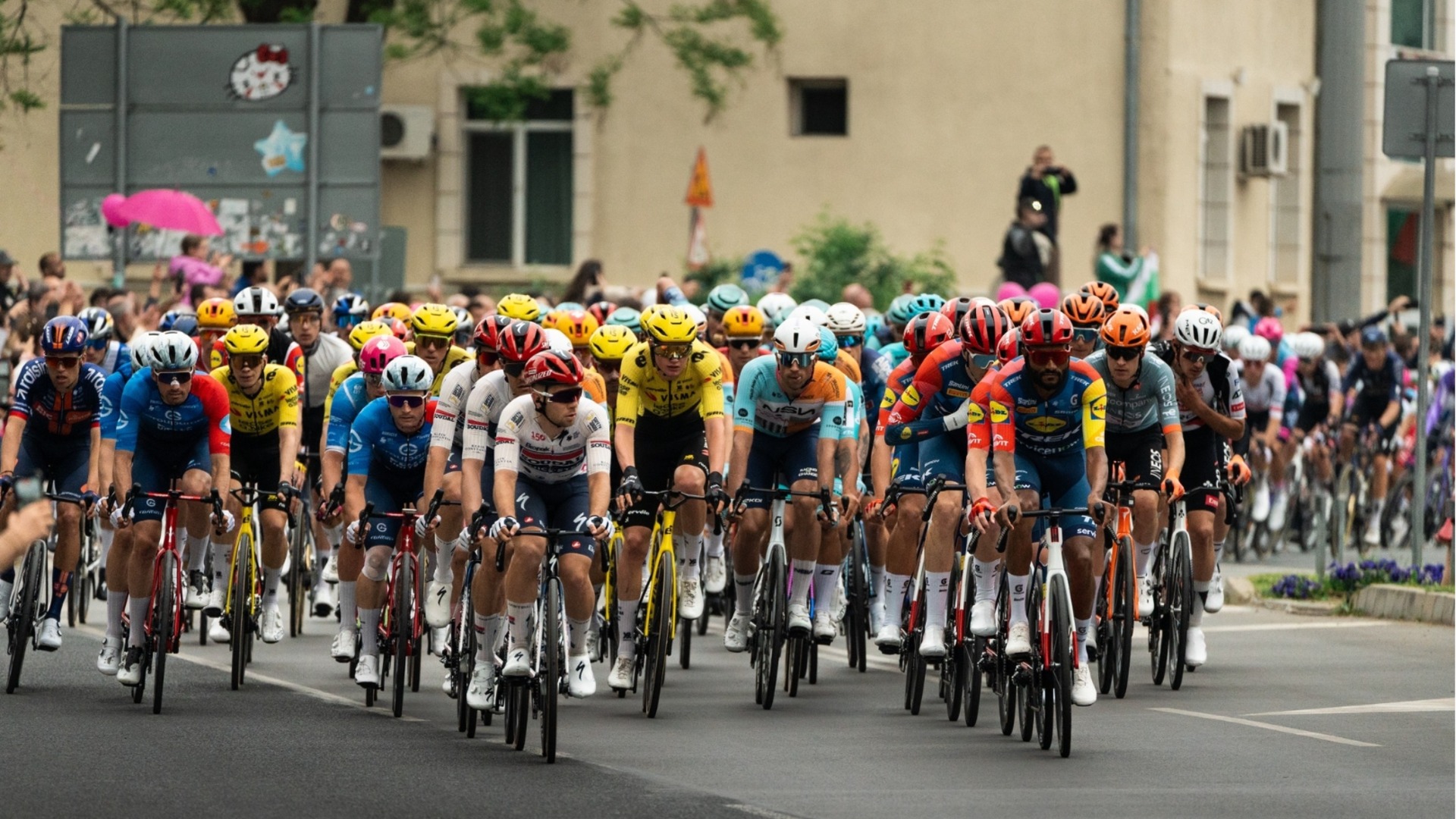Дебютант спечели втория етап на Giro d'Italia в България, 13 състезатели пострадаха при ново голямо падане (ВИДЕО)