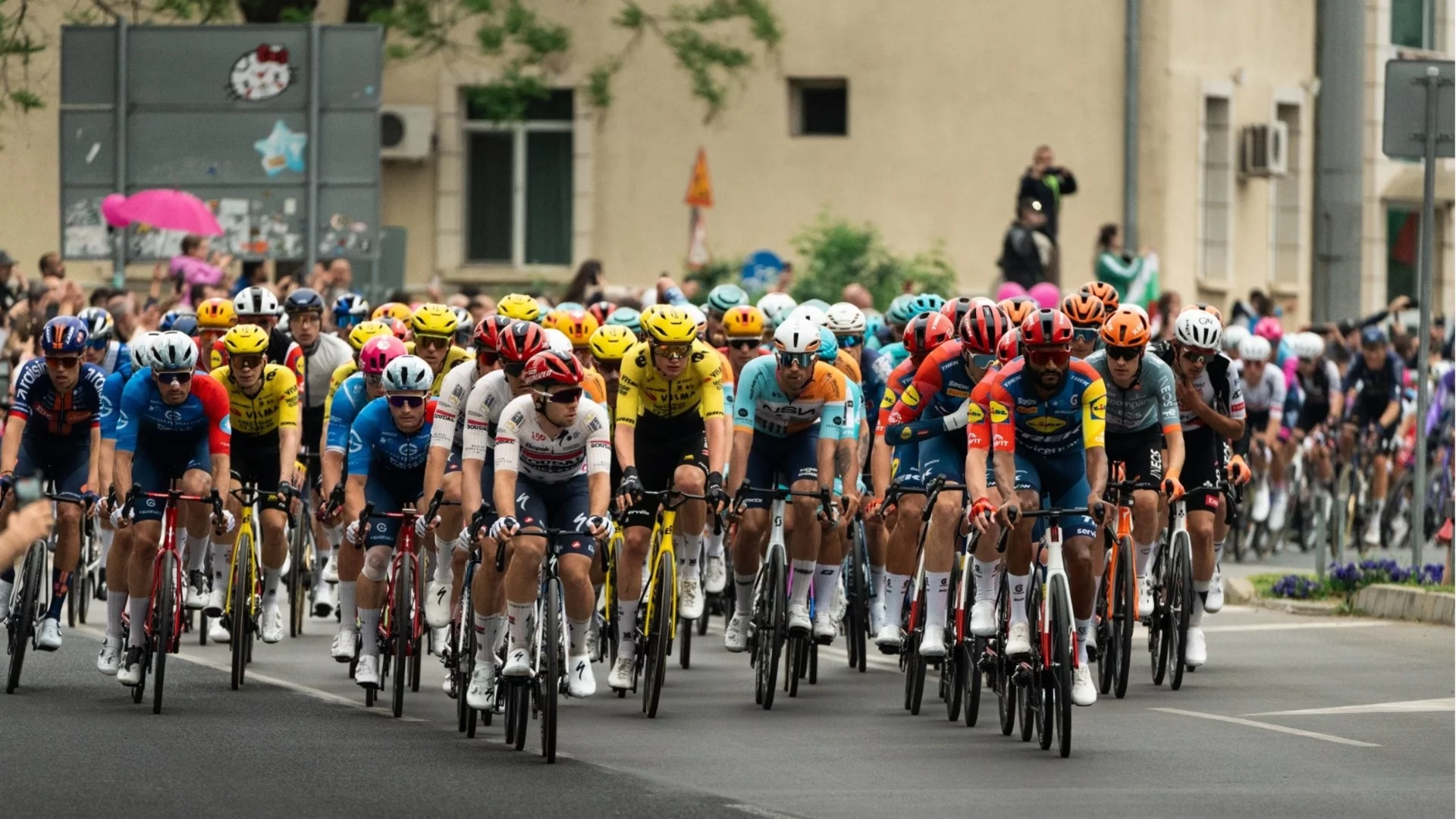 Дебютант спечели втория етап на Giro d'Italia в България, 13 състезатели пострадаха при ново голямо падане (ВИДЕО)