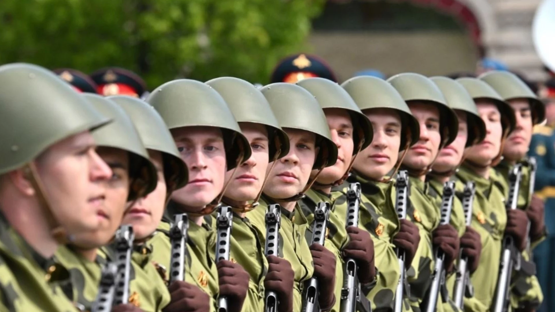 Парад на победата в Русия с майките и жените на убитите руски войници в Украйна (ВИДЕО)