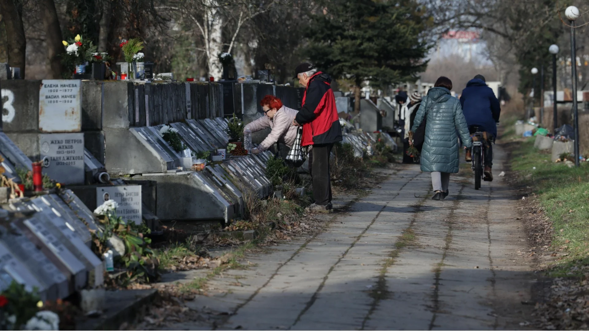 Уволниха директора на „Гробищни паркове“ заради незаконно харчене на средства